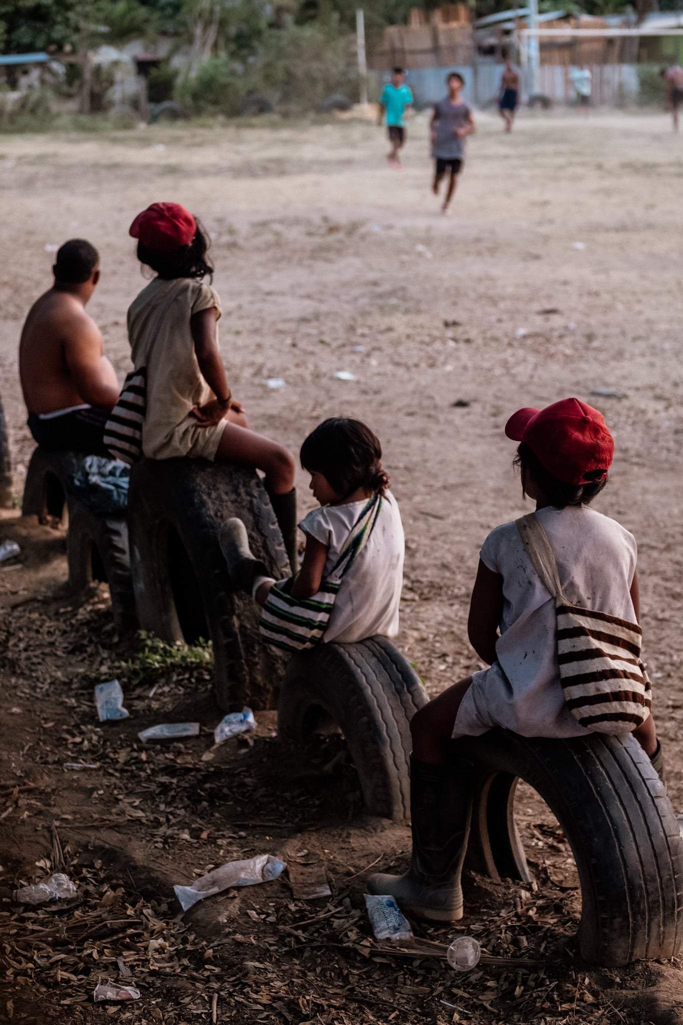 enfants qui jouent au foot