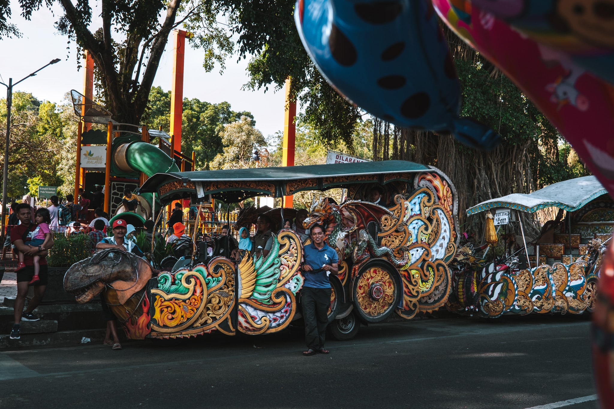 vehicule touristique colore indonesie