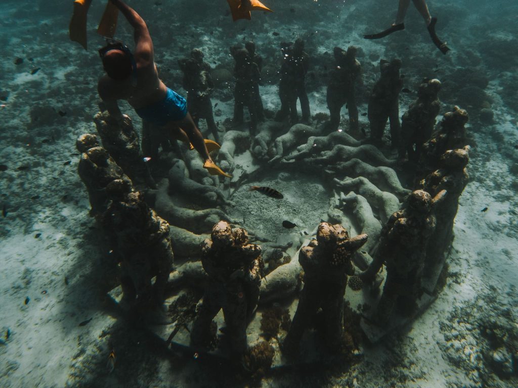 statues snorkeling gili meno