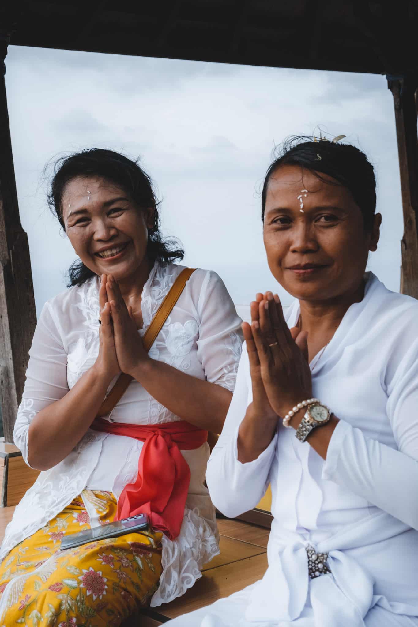 balinais en tenue de ceremonie religieuse