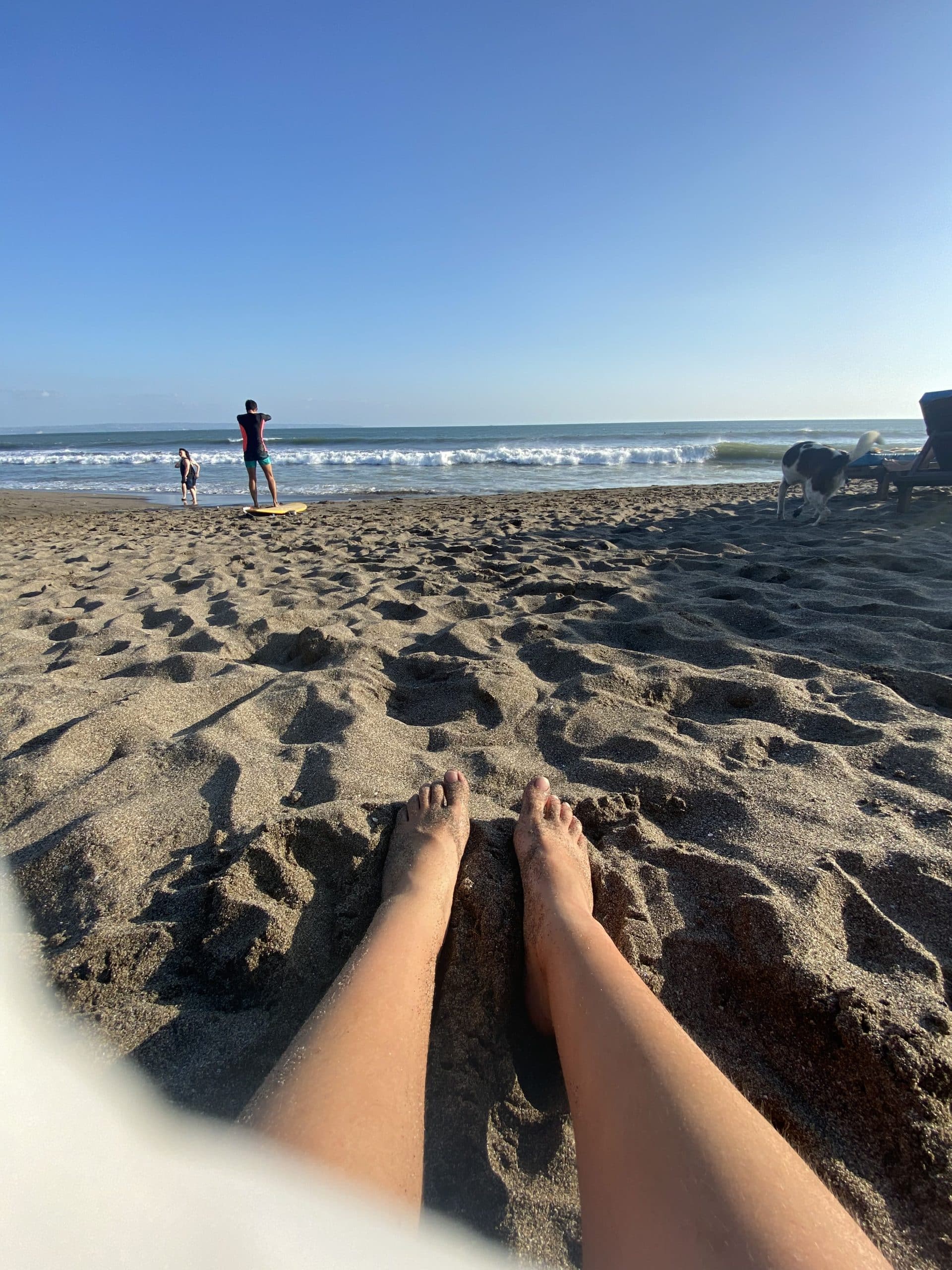 bronzette pendant que mimi surf à canggu bali