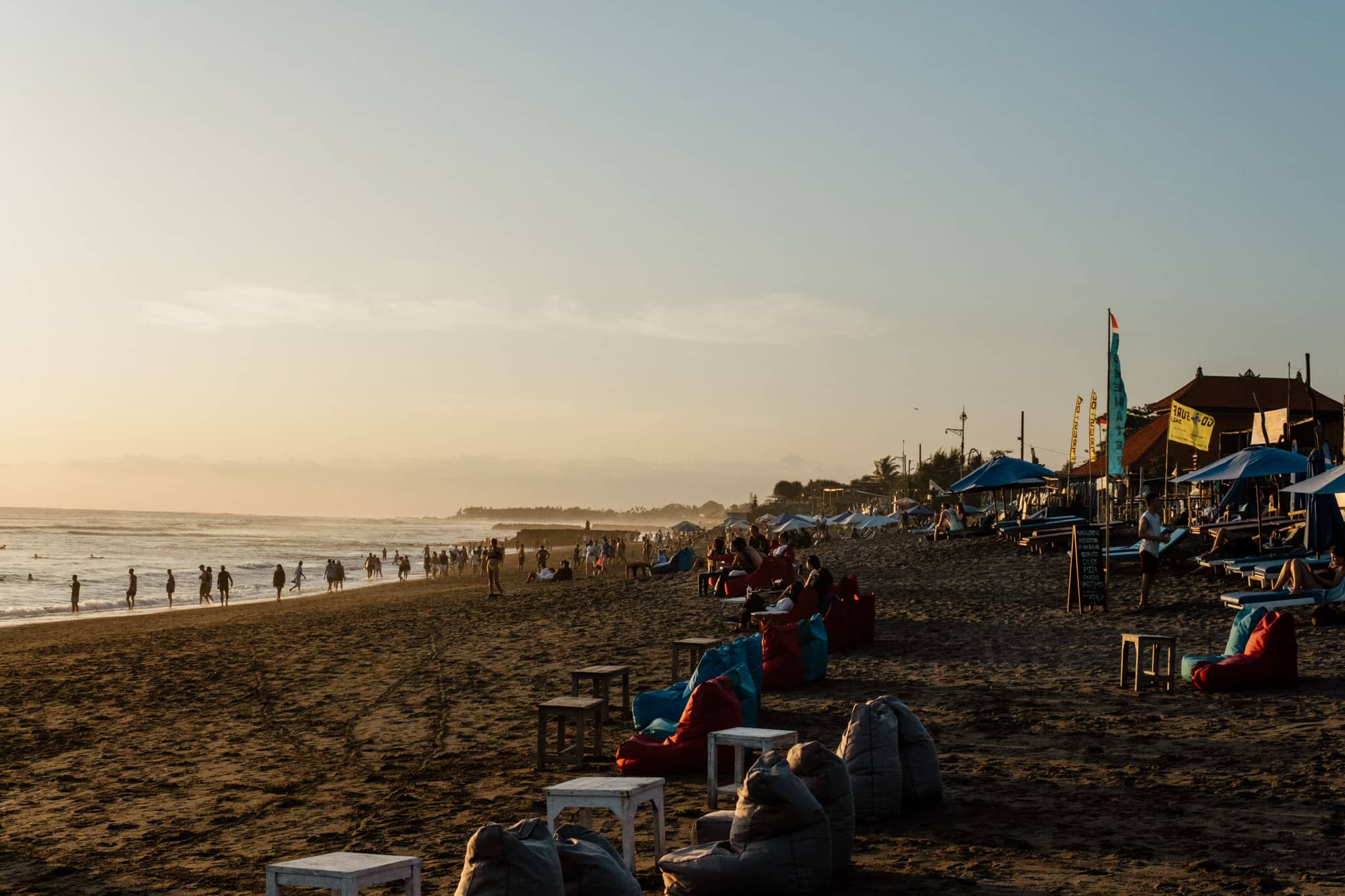 plage au coucher de soleil bali