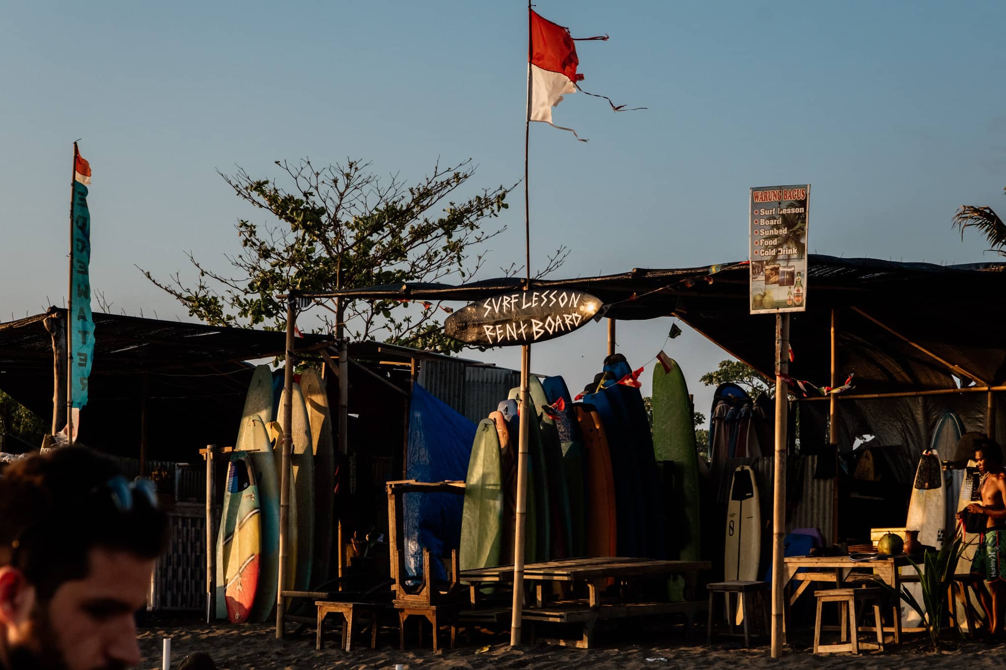 location surf sur la plage de berawa a canggu bali