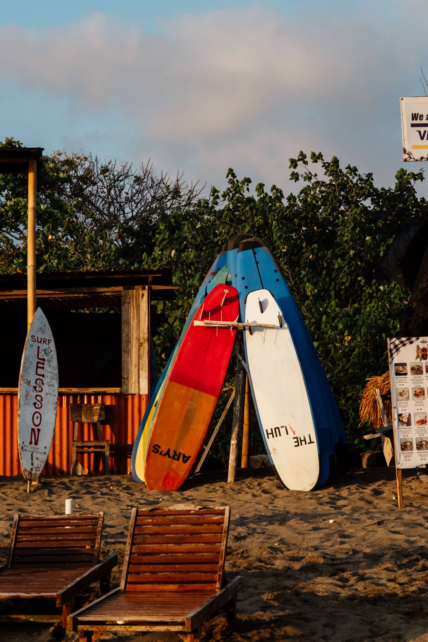 planches de surf sur la plage de berawa a canggu bali