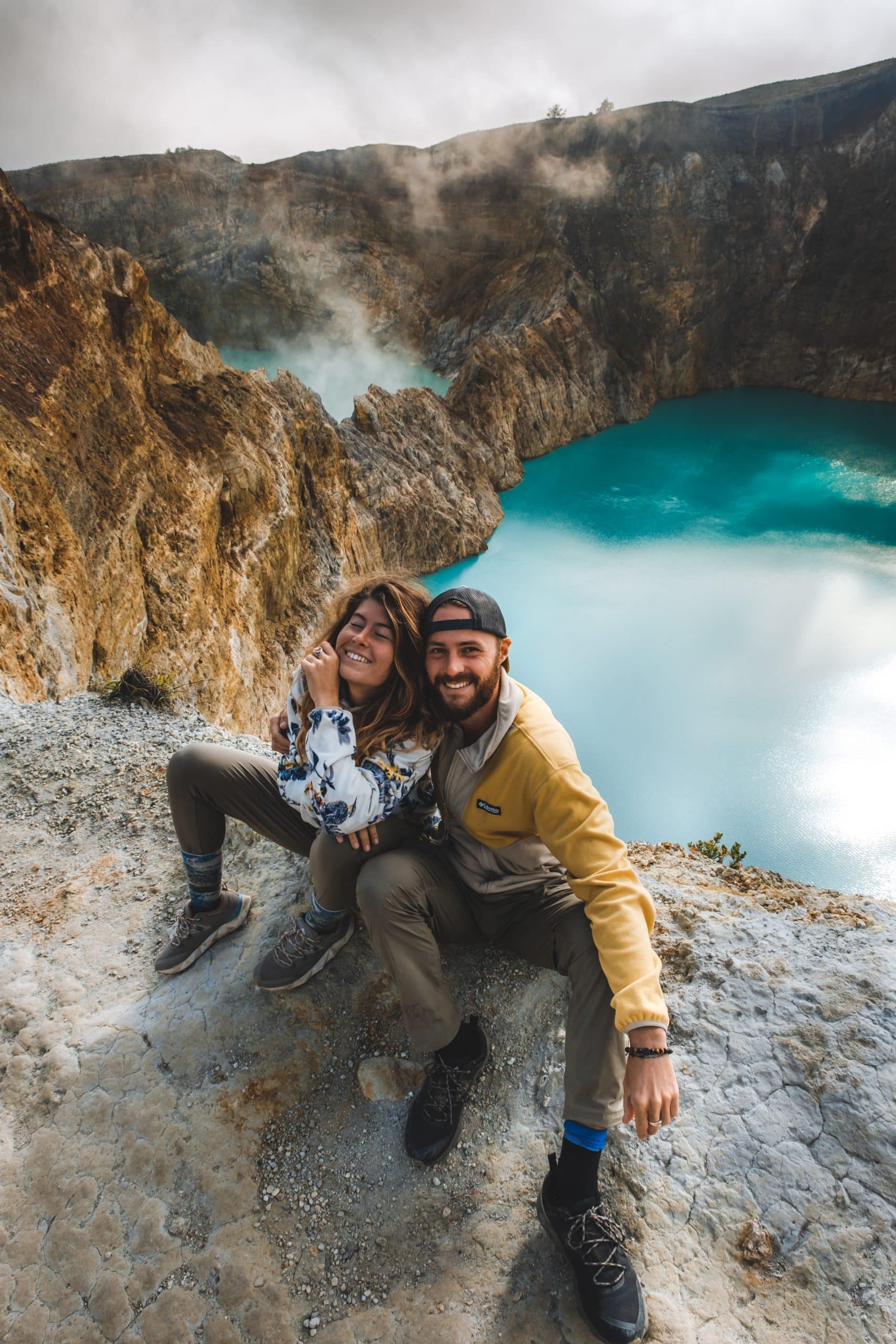 les paresseux curieux au volcan kelimutu a flores