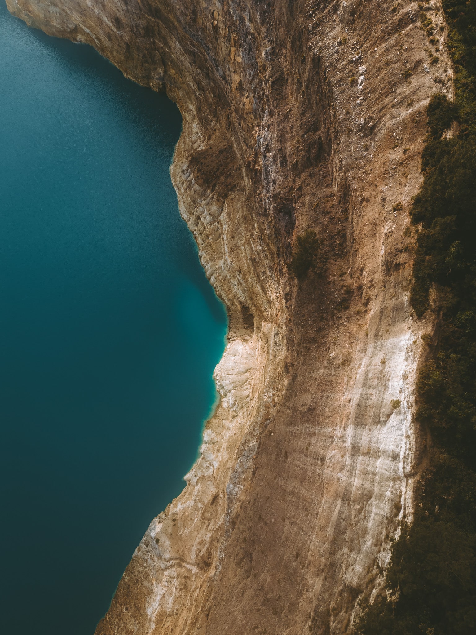 drone sur les cratères de volcan