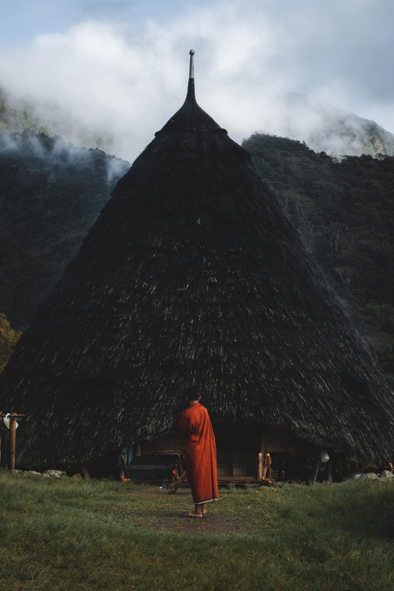 enfant face a une maison traditionnelle