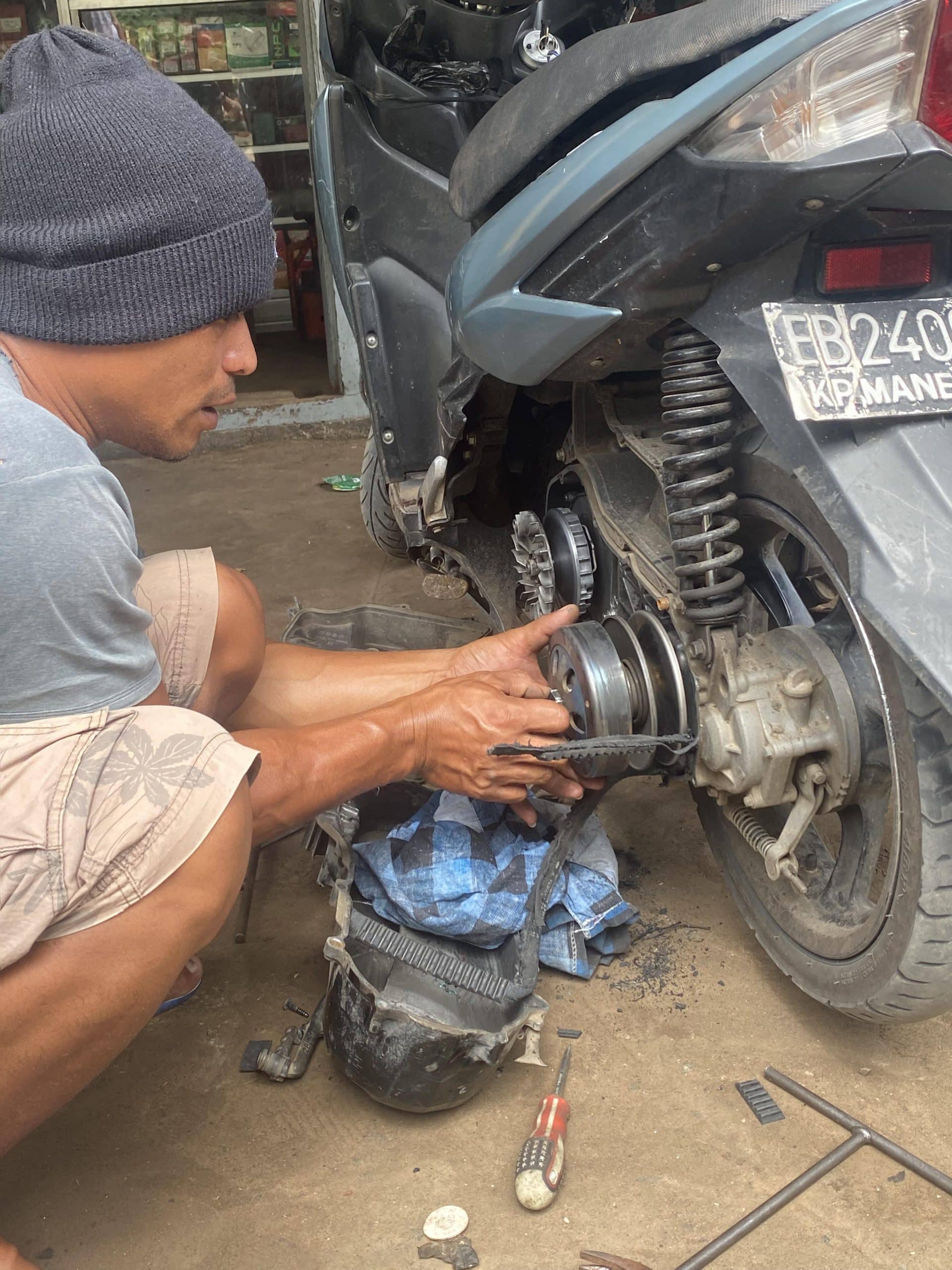reparation scooter dans un village perdu, gentillesse des habitants