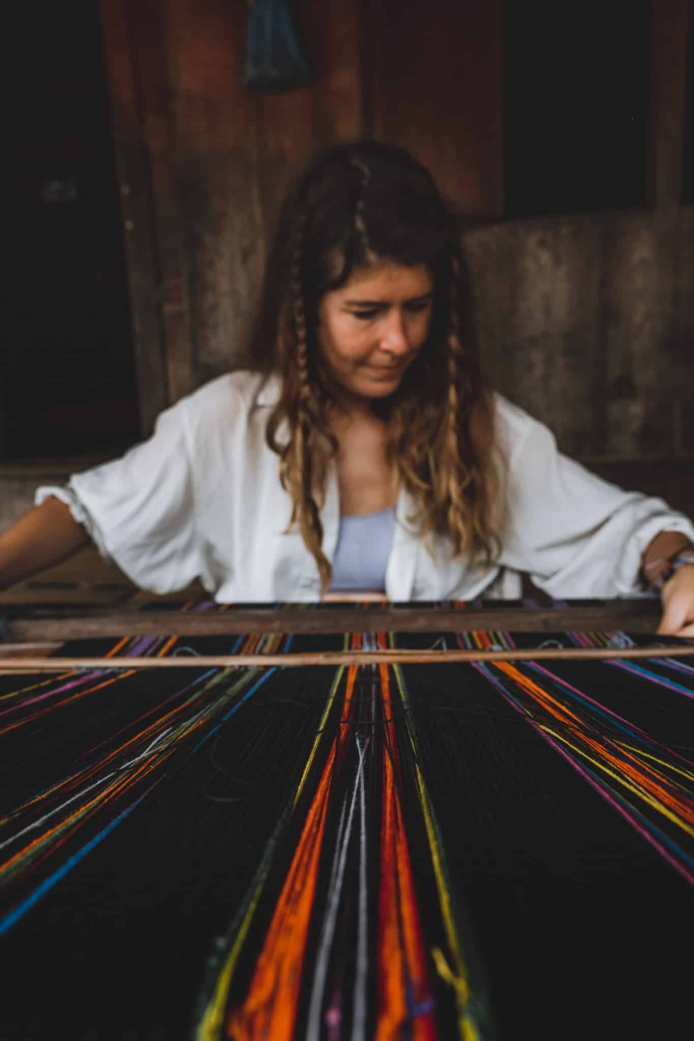 Les Paresseux Curieux en train de tisser au village de Bena