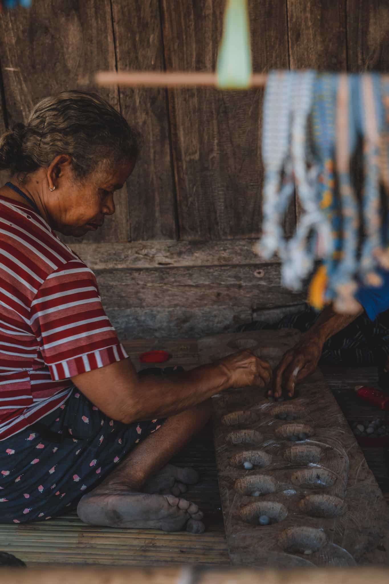 Jeu de Mancala dans la région de Bajawa