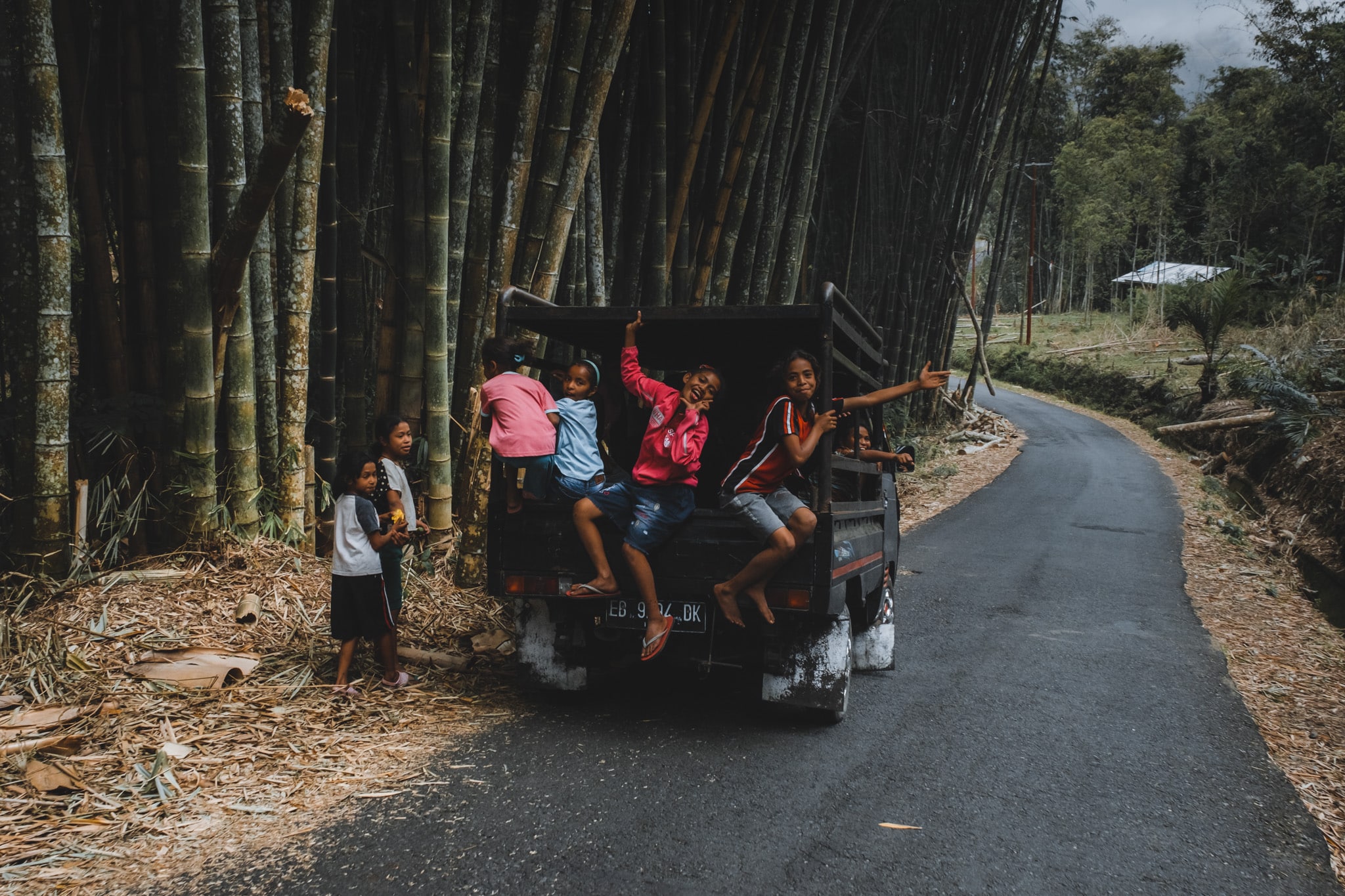 Enfants du village de Luba A flores