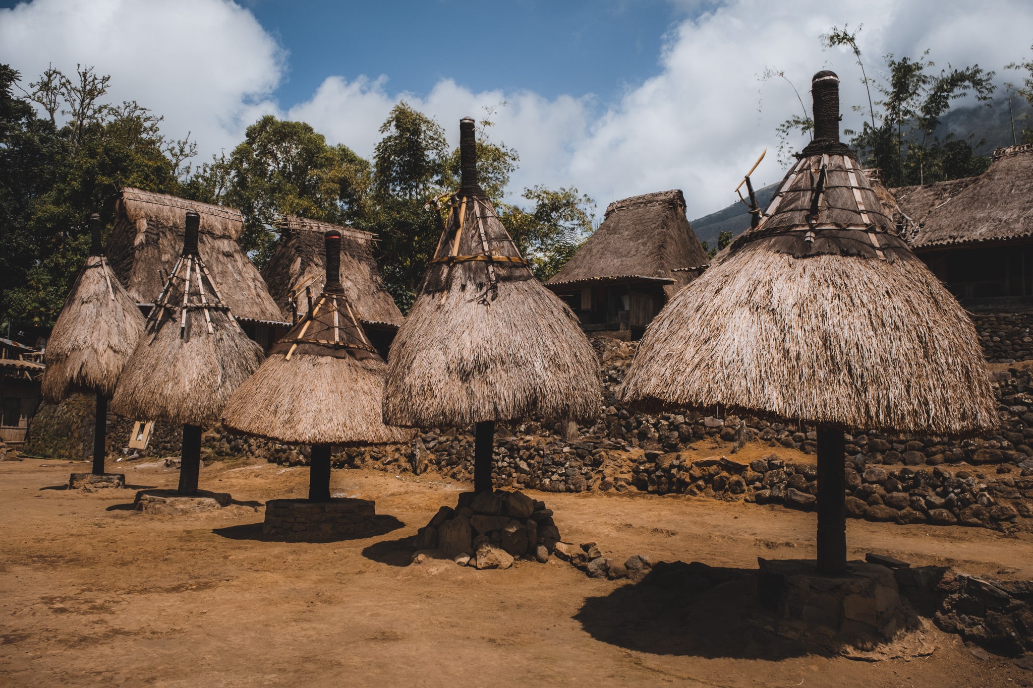 Parasols au centre du village de Luba dans la région de Bajawa à Flores