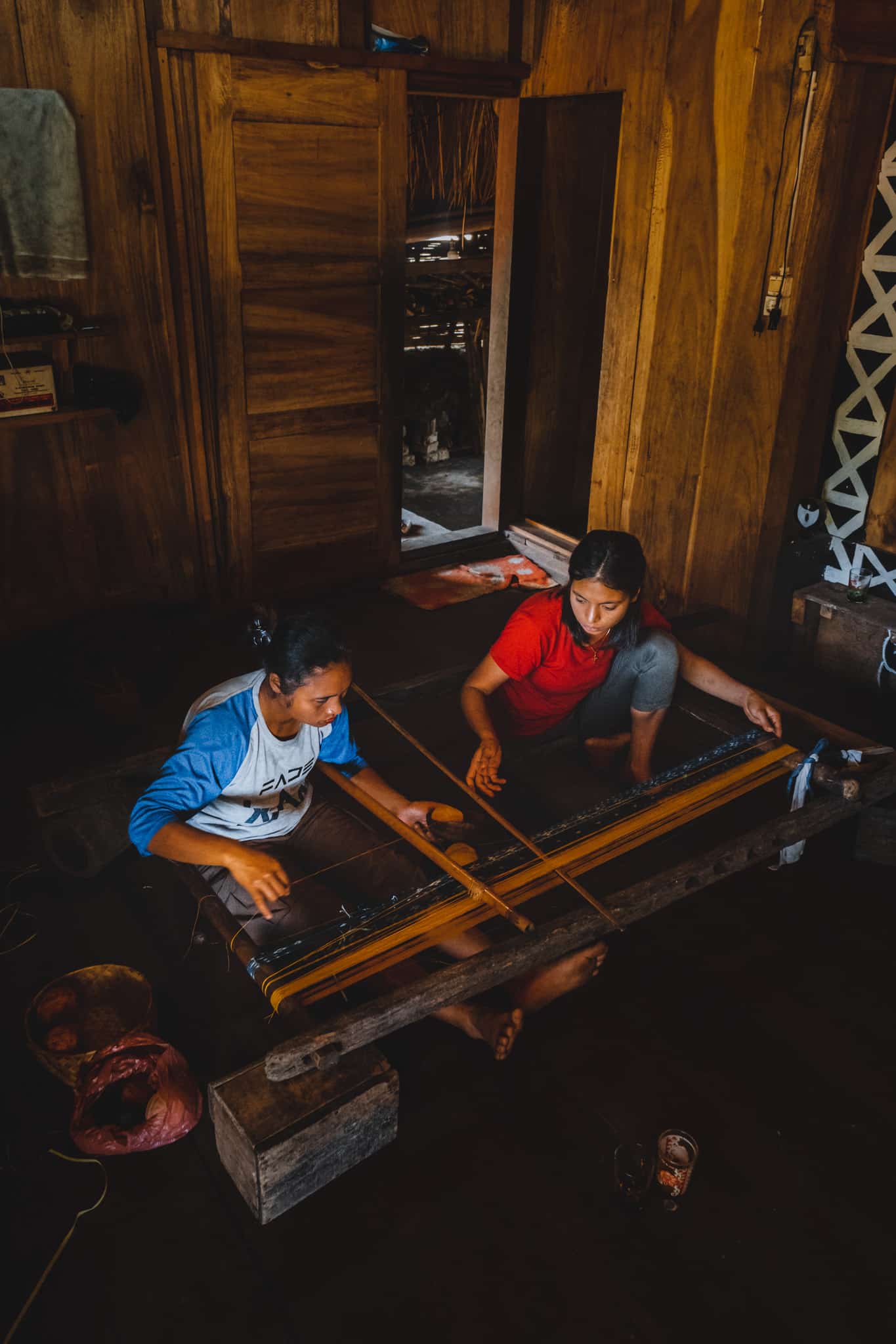 Ngadas en train de tisser au village de Luba, Bajawa