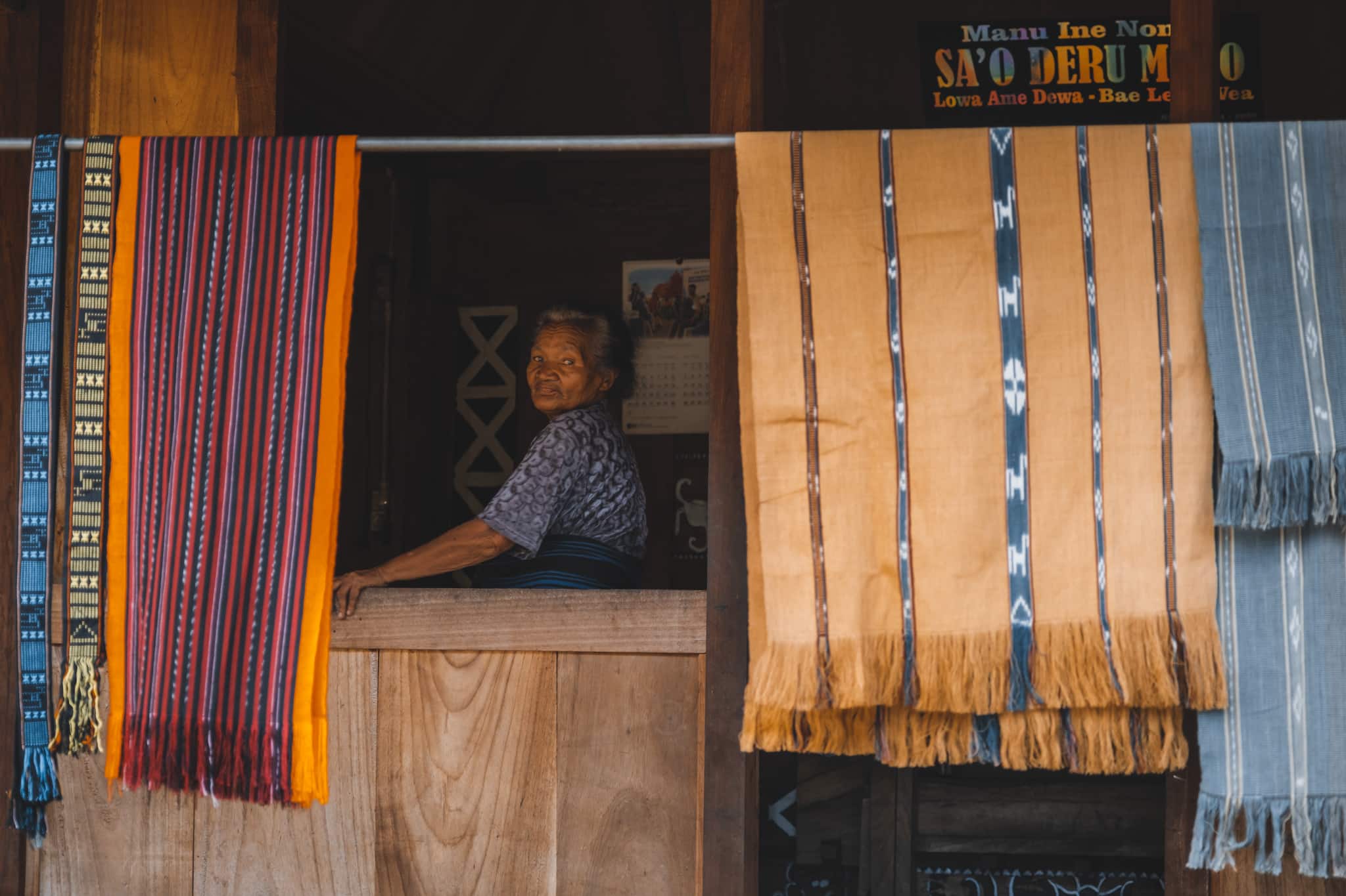 Doyenne de Luba dans sa maison traditionnelle Ngada