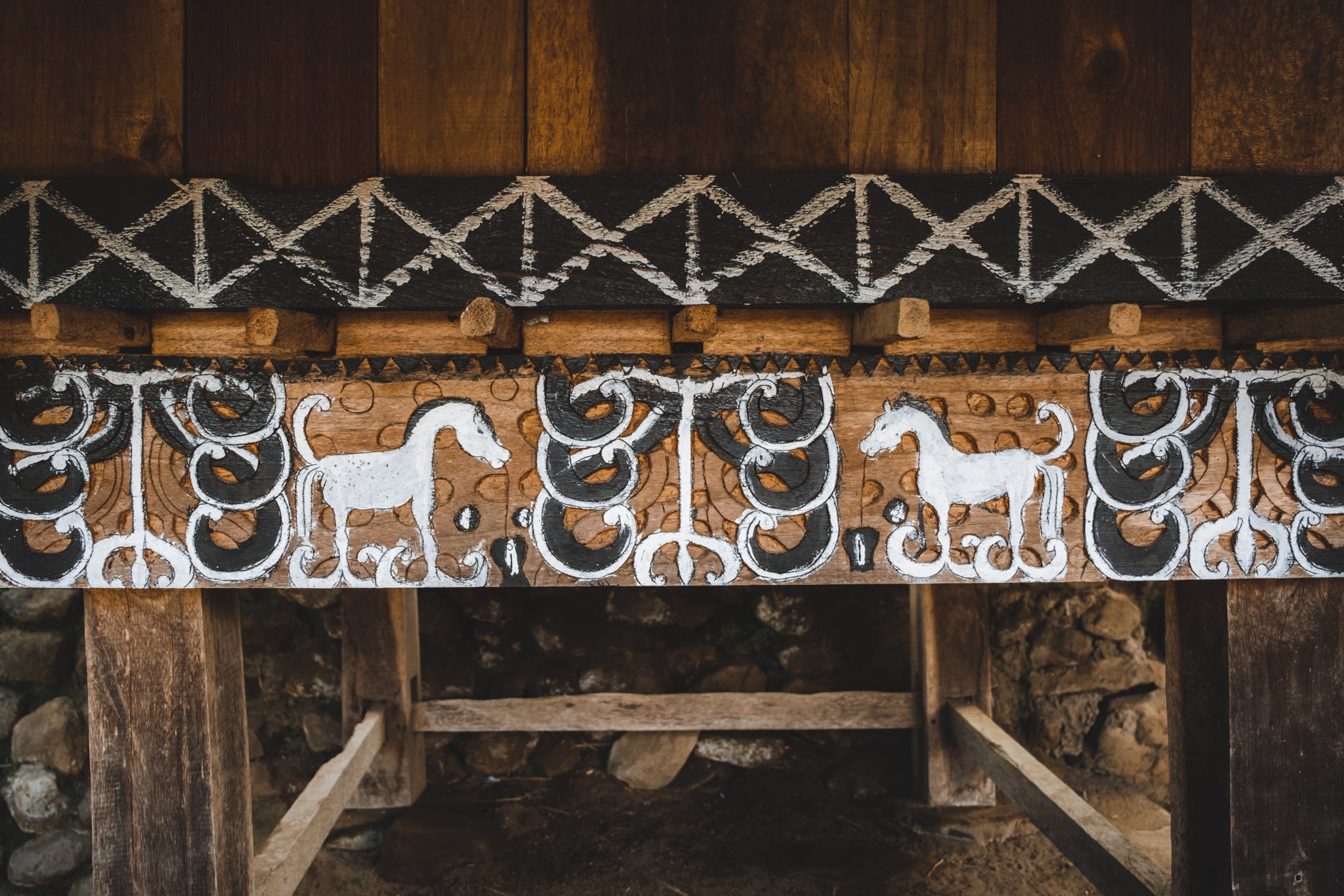 Bas reliefs sur les autels au centre du village de Luba
