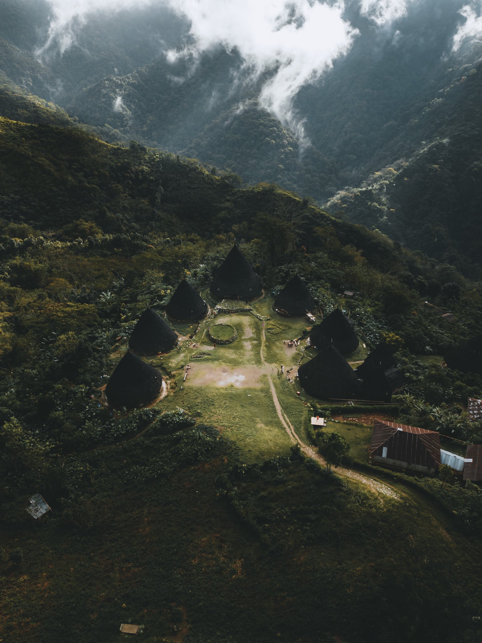 Vue en drone du village de Wae Rebo en indonesie