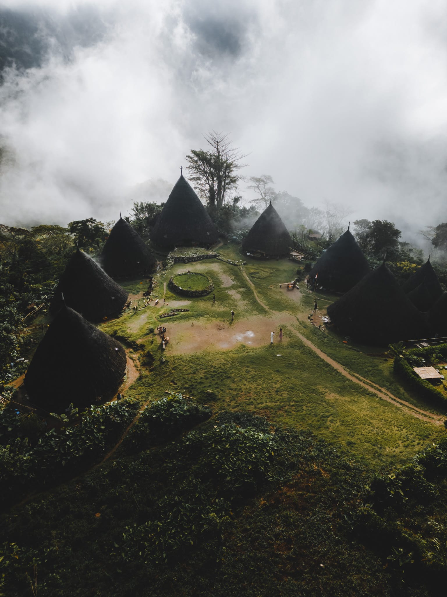la place centrale du village de wae rebo à flores