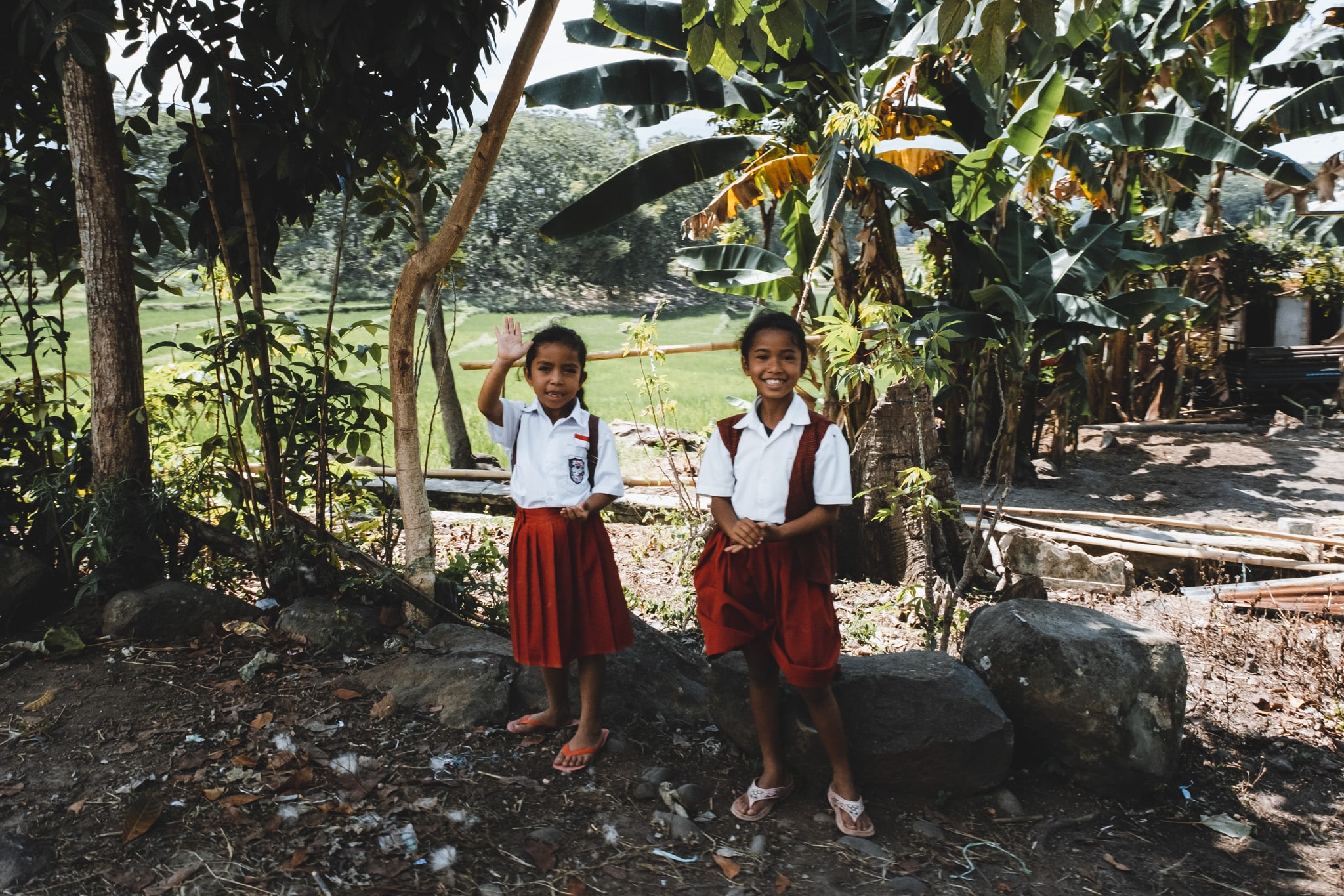 écolière sur le chemin de l'école à flores