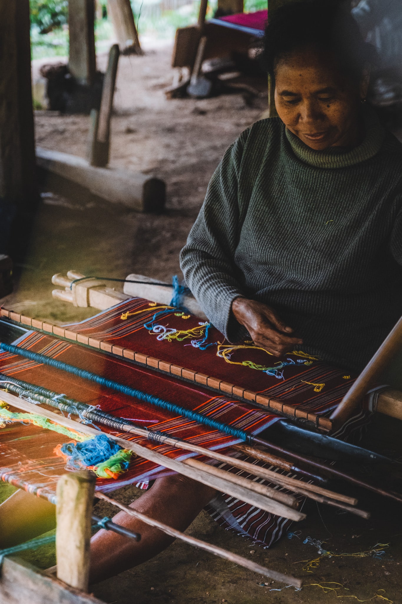 metier à tisser et Tisserande à Flores