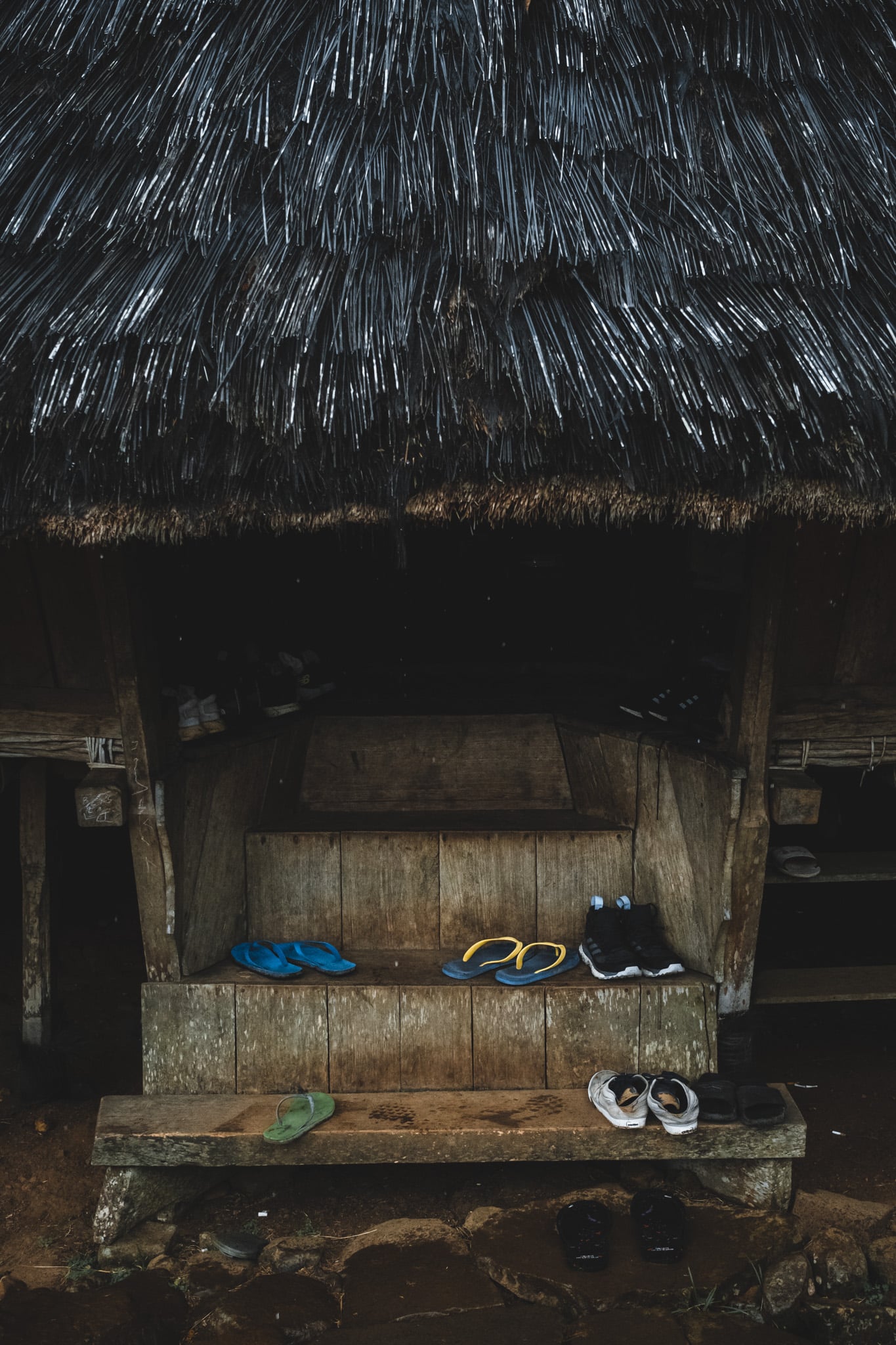 Entrée d'une des maisons du village de Wae Rebo a Flores en Indonesie