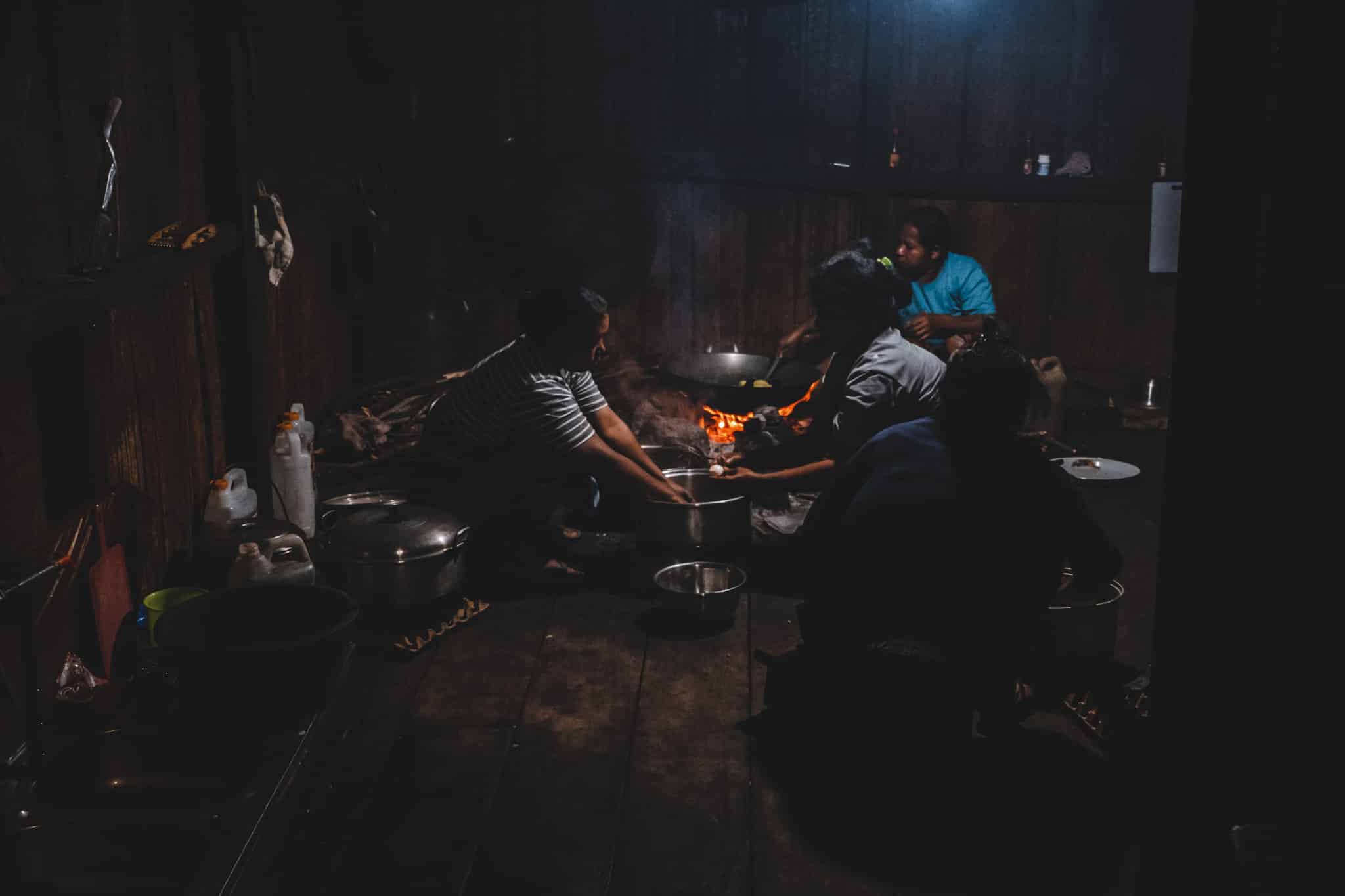 dans l'âtre de la cuisine du village de Flores