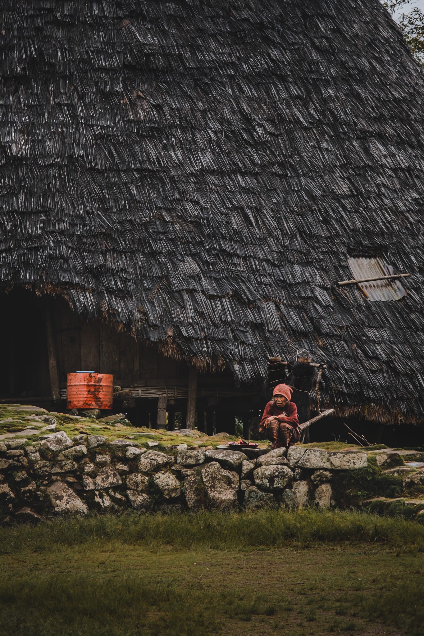 petit dame qui attend au village