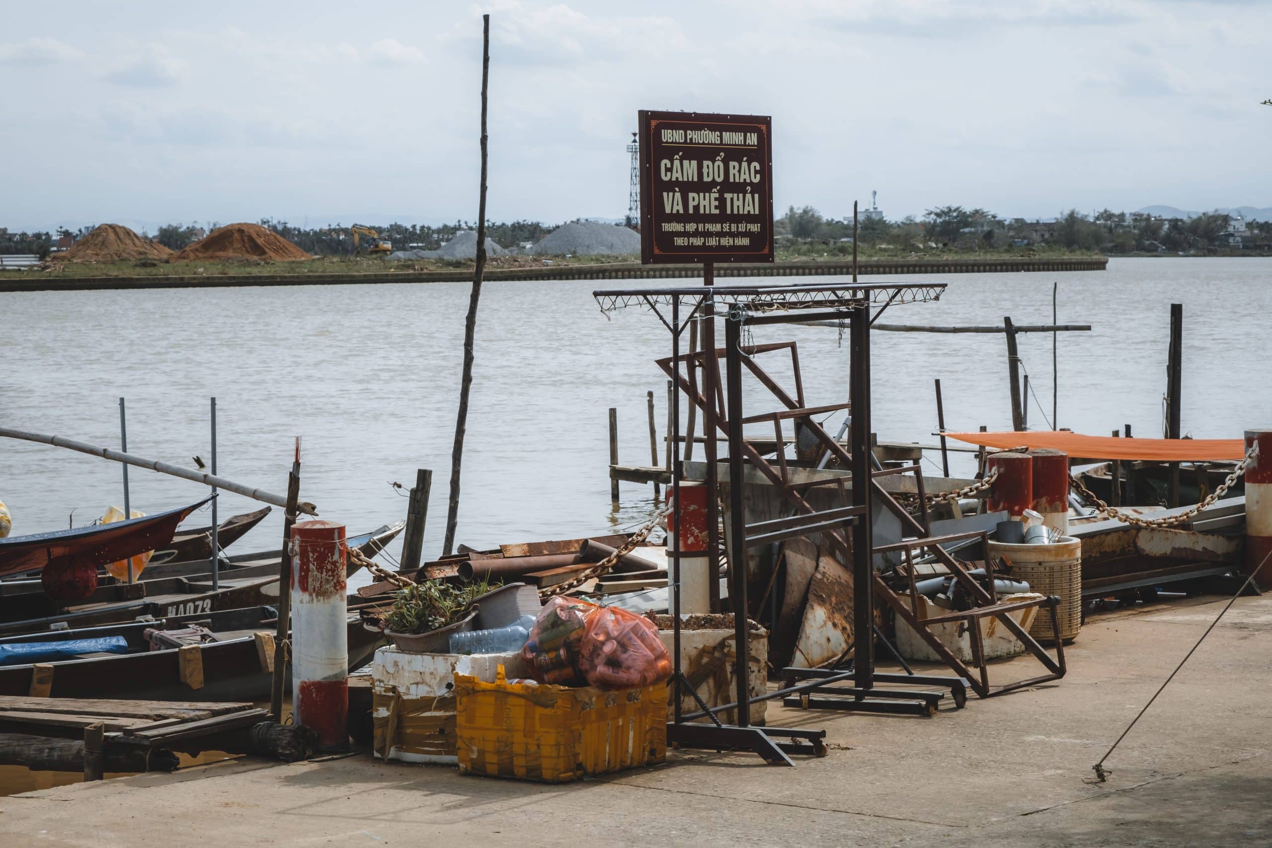 balade le long de canaux hoi an