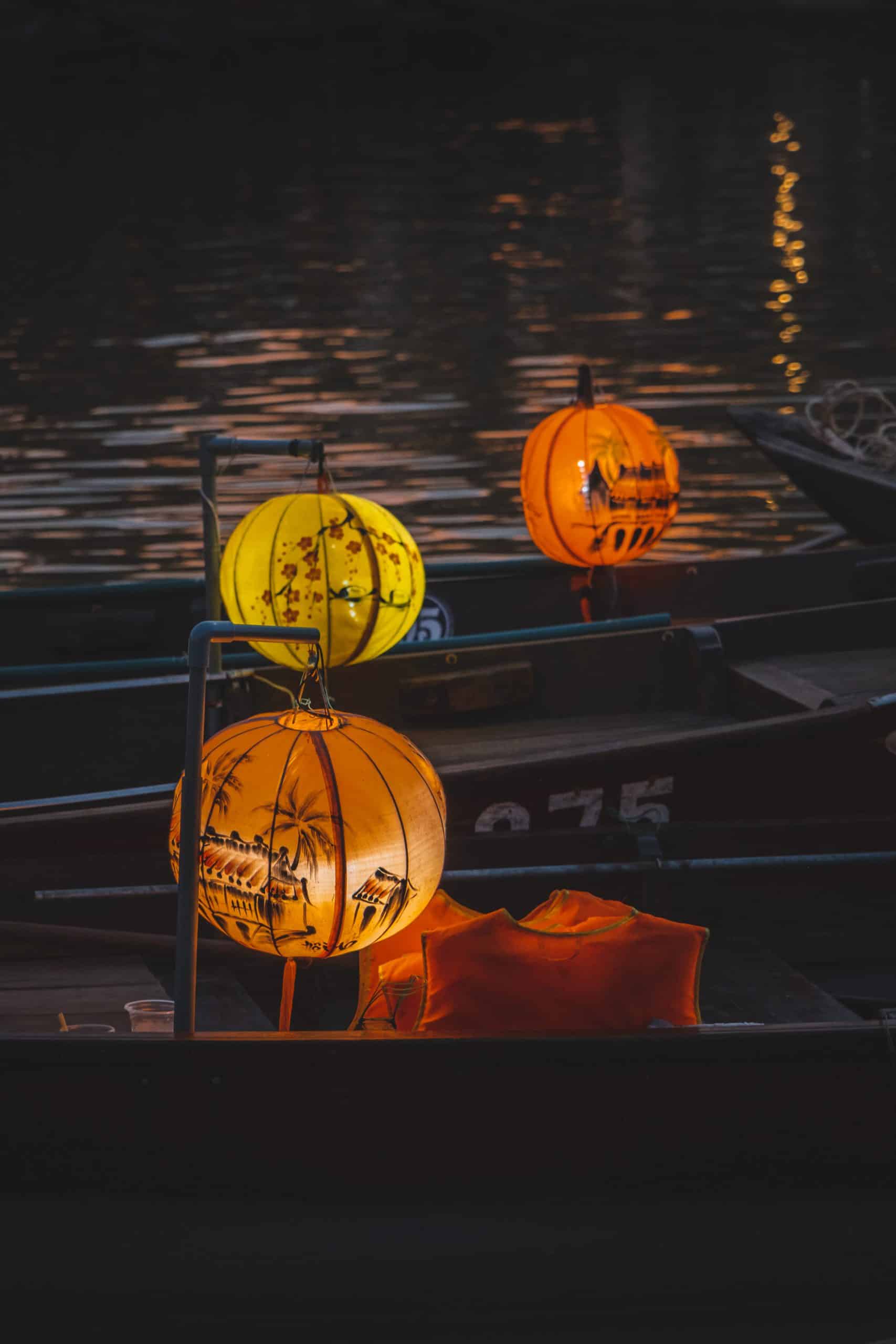 lanternes le long du fleuve hoi an