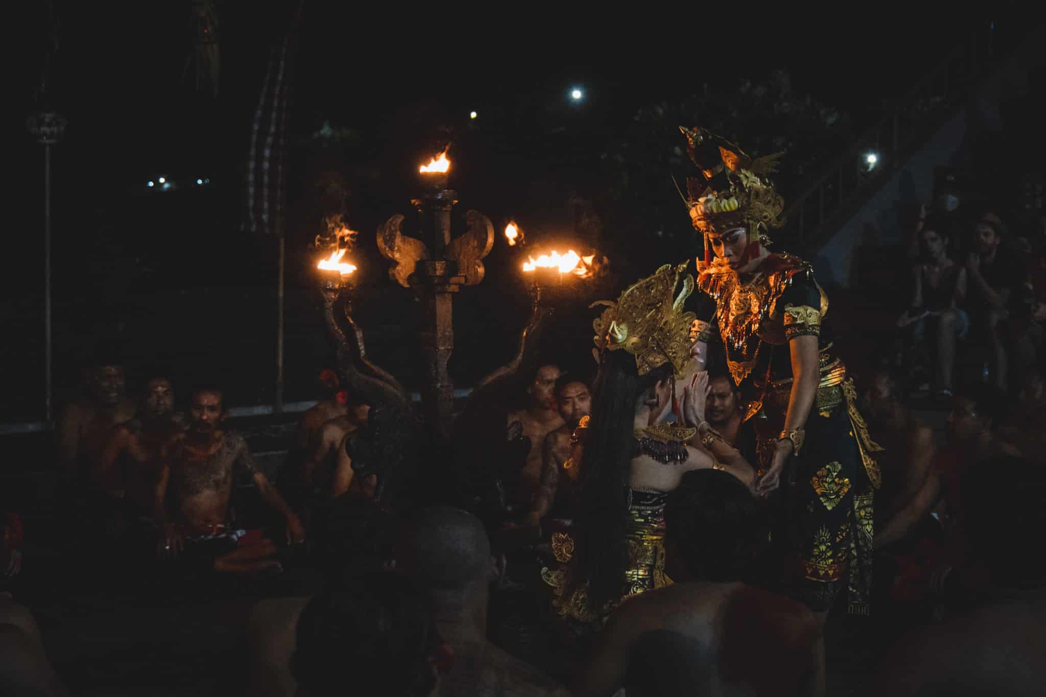 que faire a bali : le kecak un incontournable