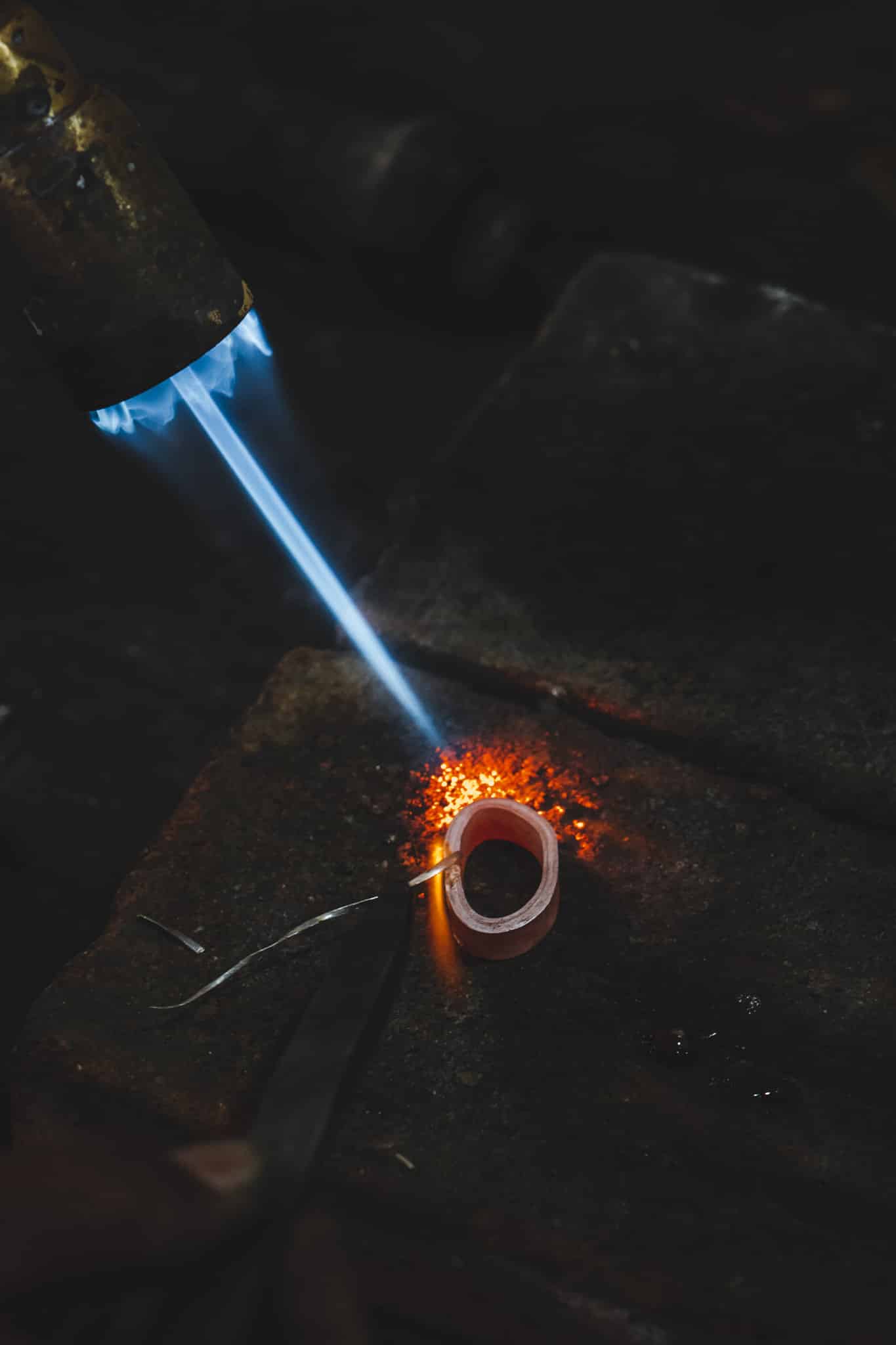 Façonnage de la bague de Mimi dans un atelier
