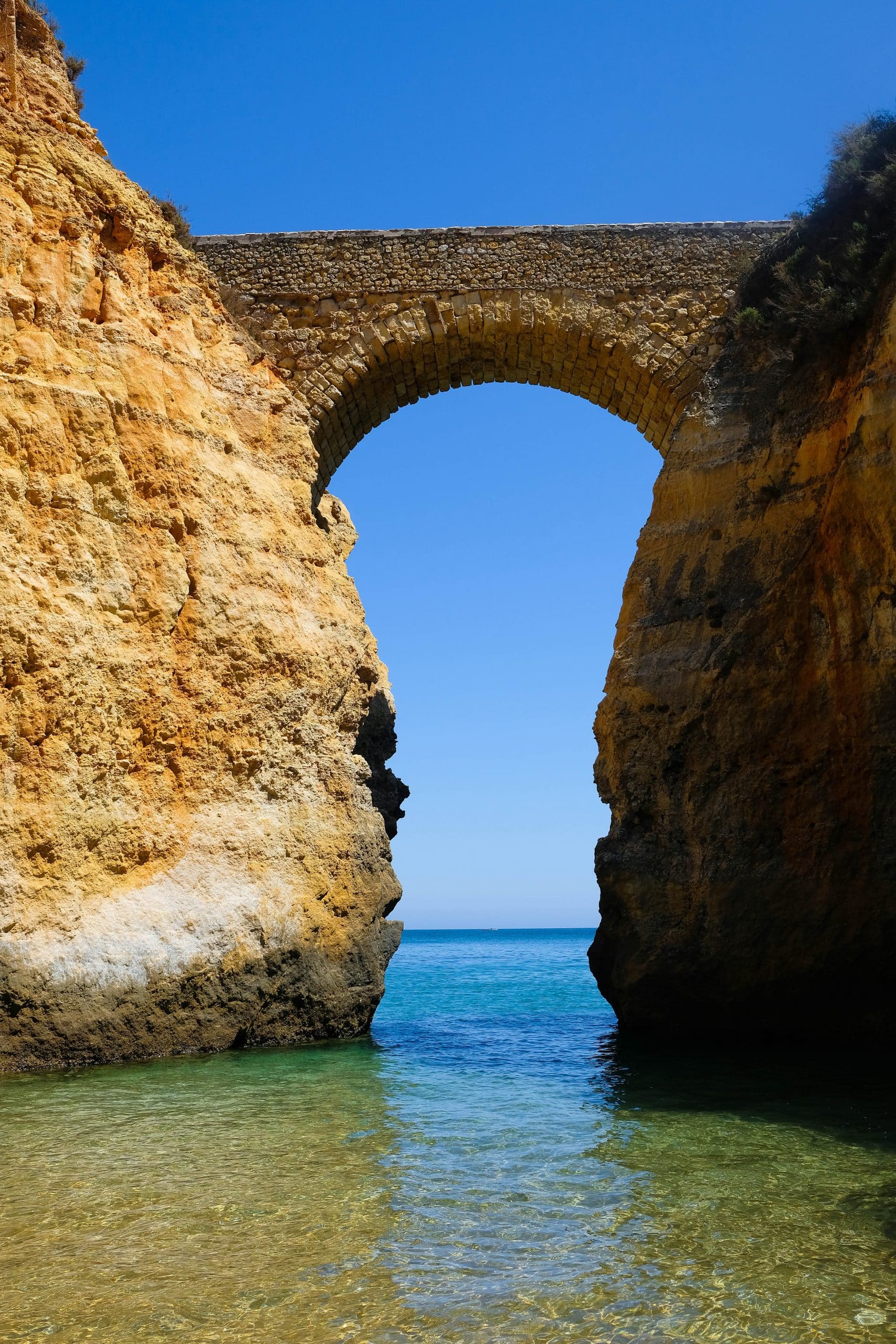 la celebre praia de los estudiantes a lagos au portugal
