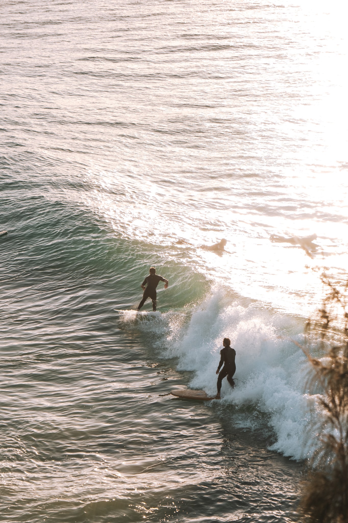 Surfeurs à The Pass Byron Bay Australie