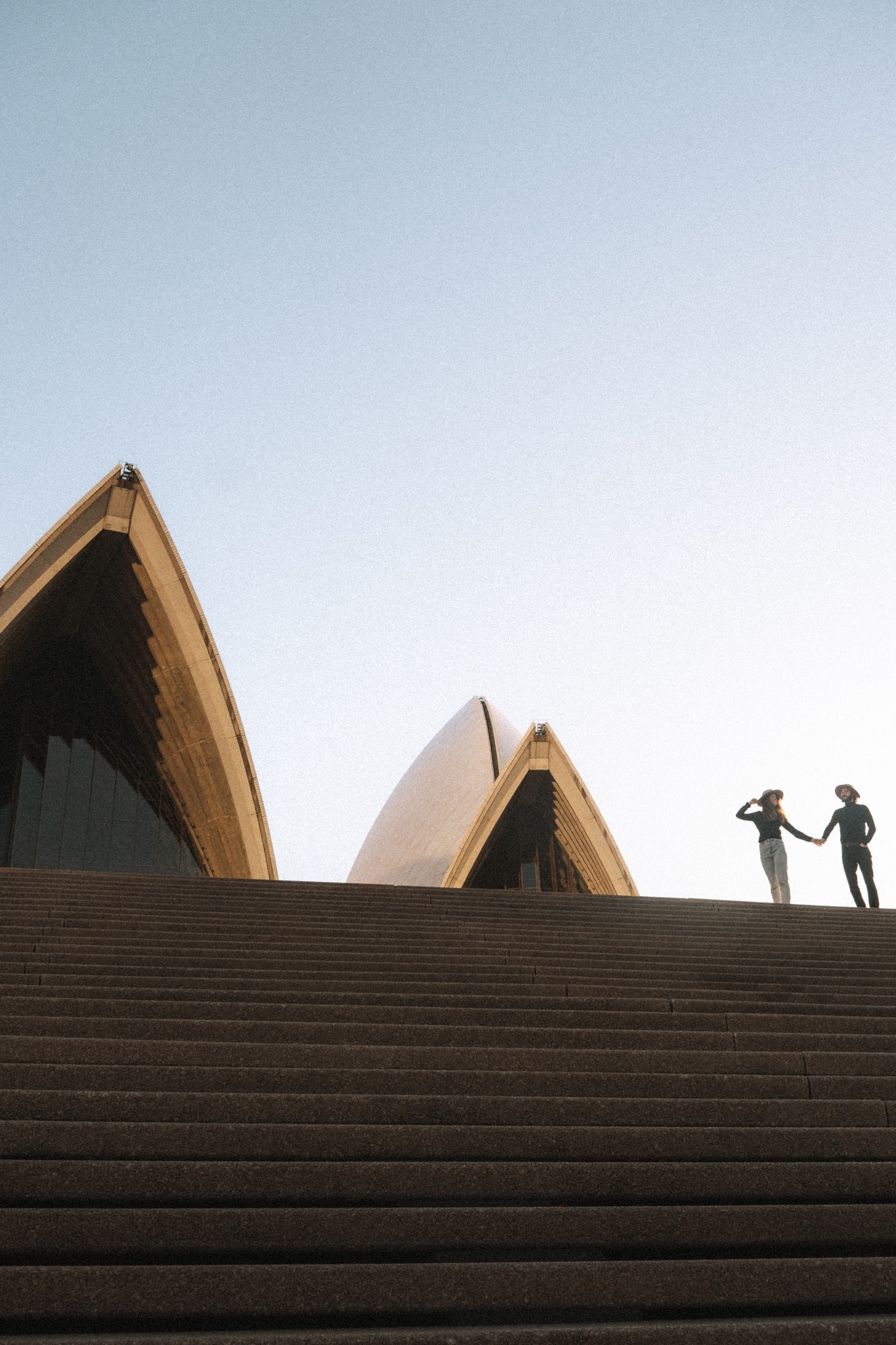 sur les escaliers de l'opera de sydney en australie