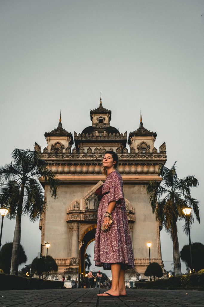 mimi et l'arc de triomphe du laos