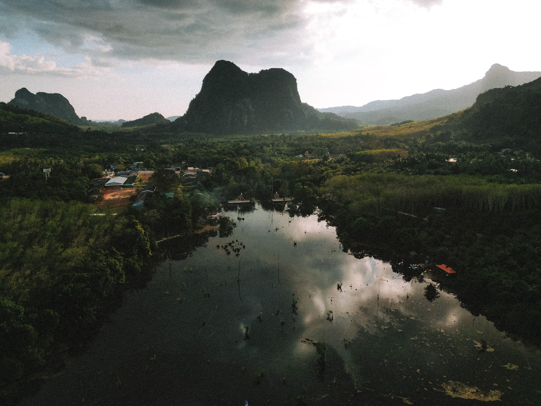 Vue en hauteur du lac miroir