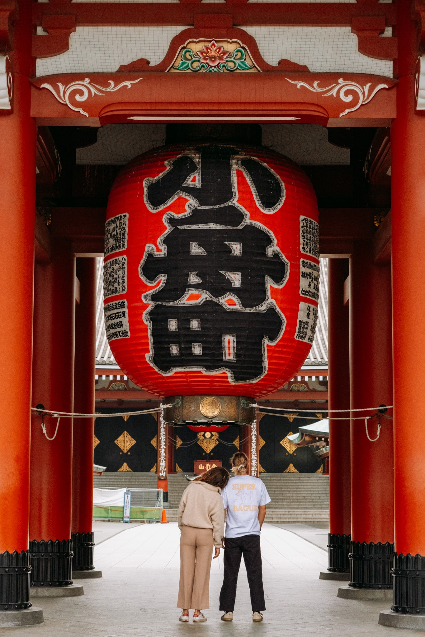 sanctuaire d'asakusa photo couple tot le matin
