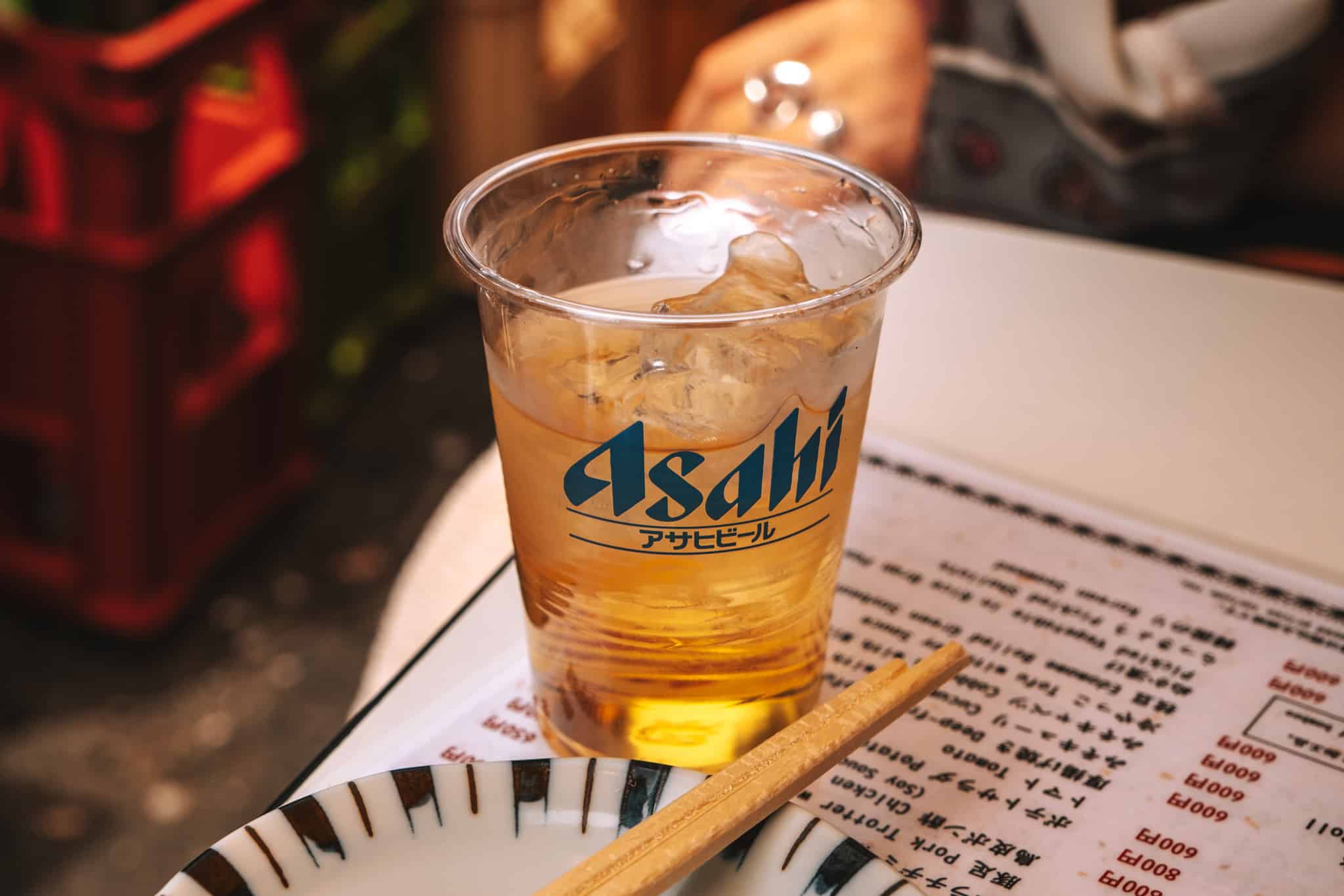 asahi beer dans un isakaya tokyo japon