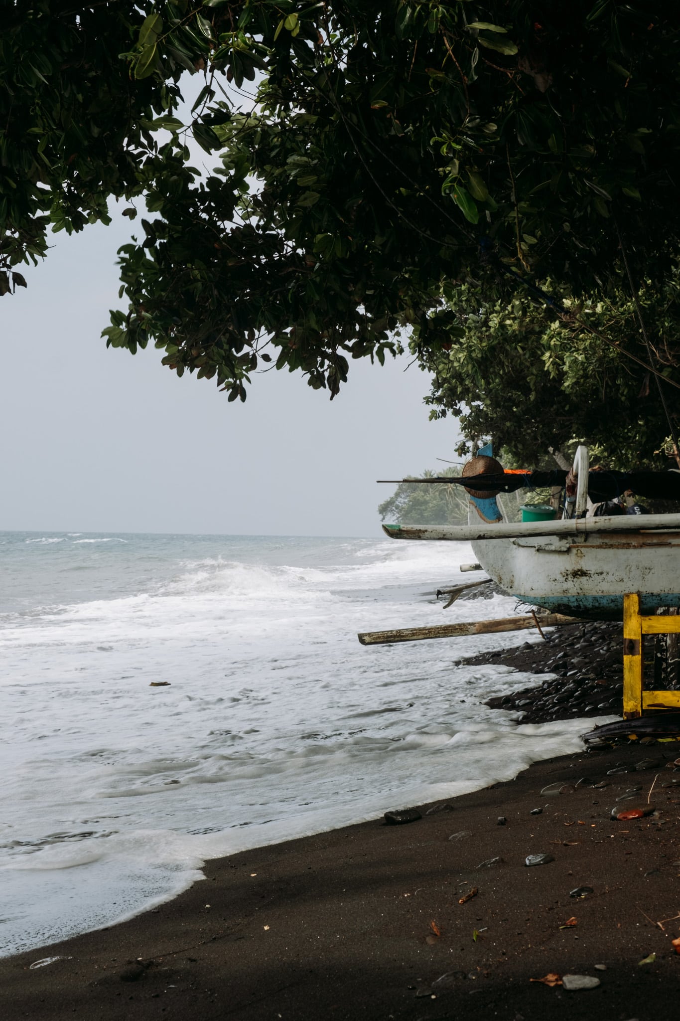 bateau de pecheur et plage de sable noir bali