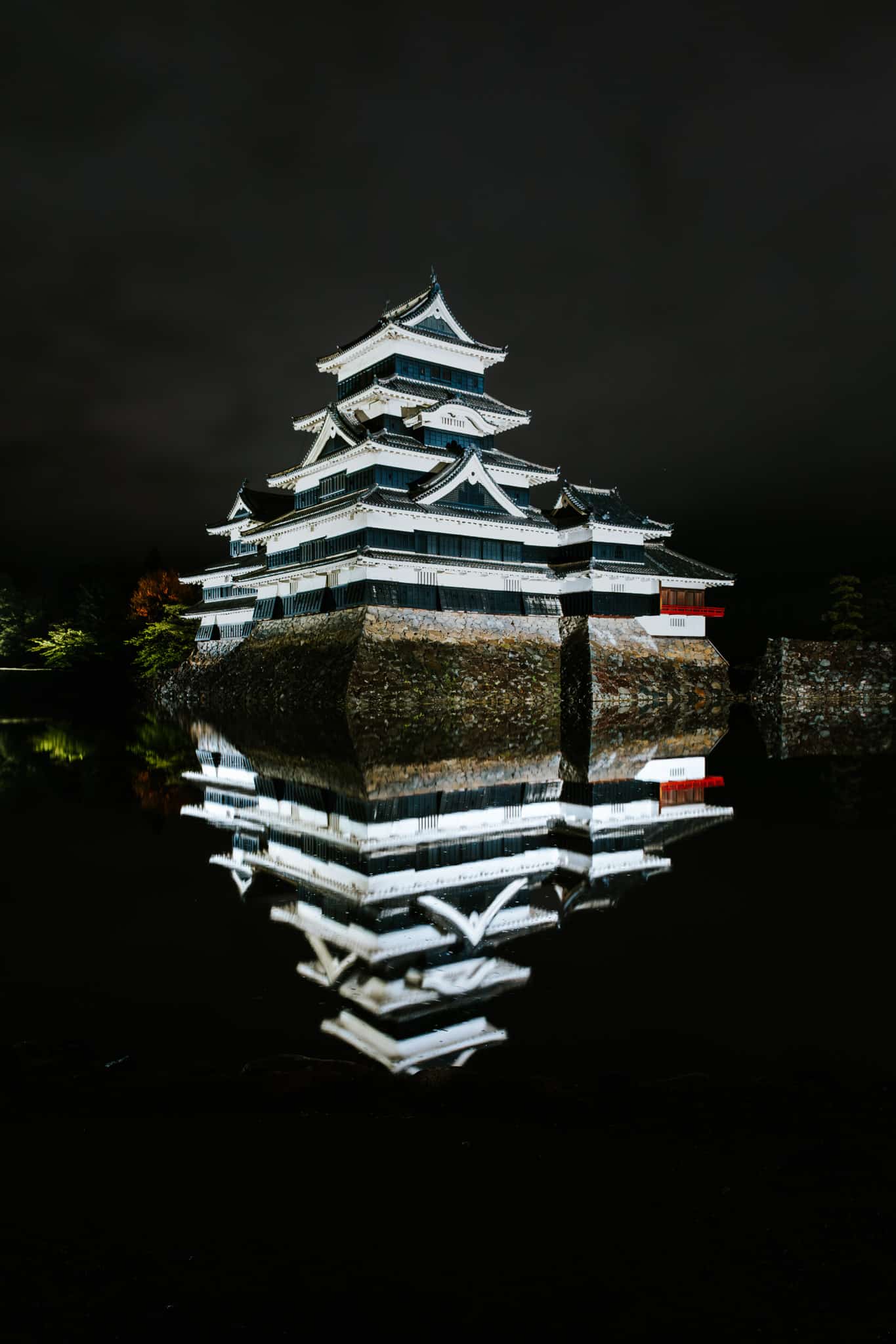 nuti sur le chateau de matsumoto illuminé au Japon