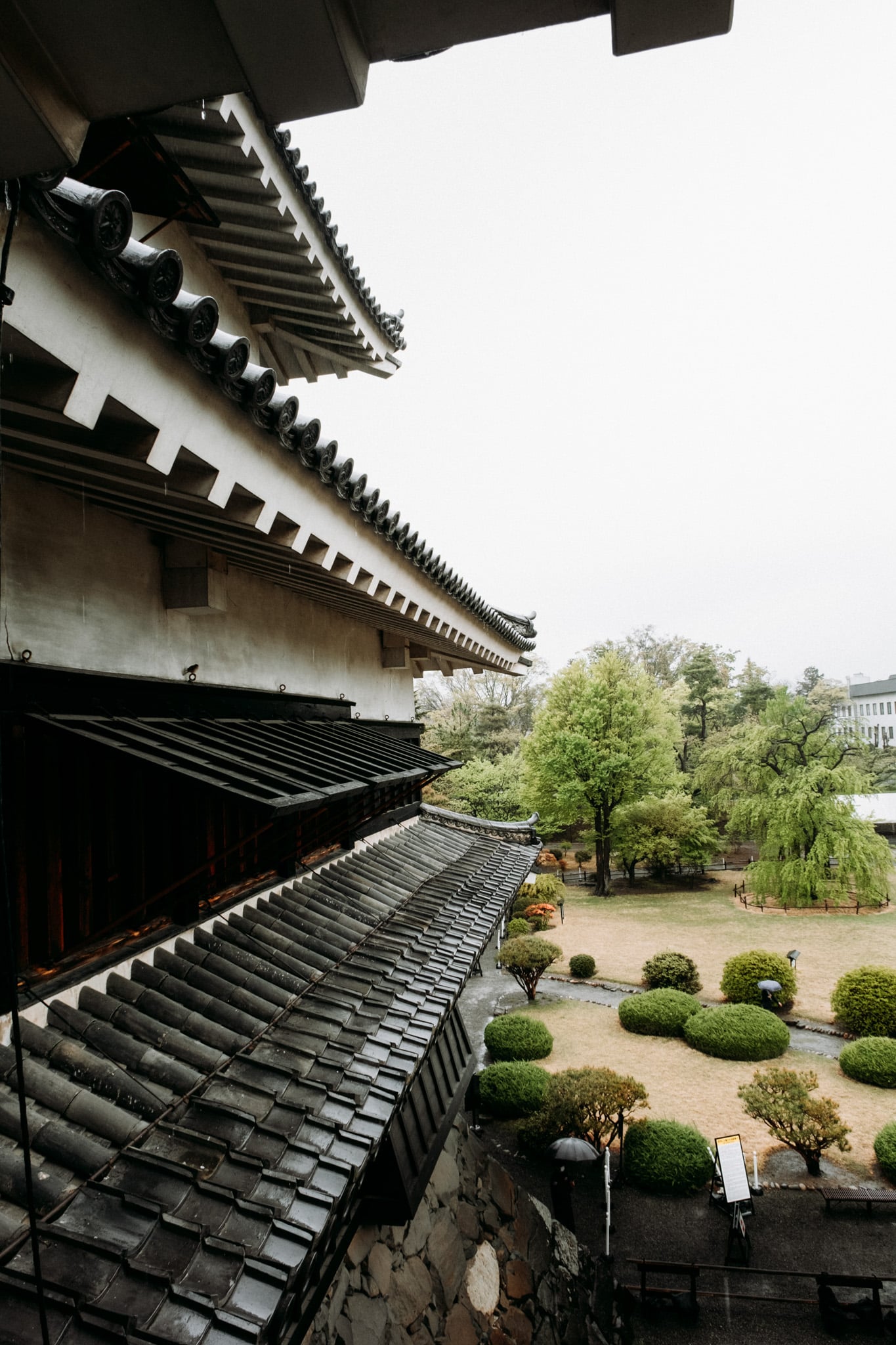 jardin de details du toit du chateau de matsumoto au Japon