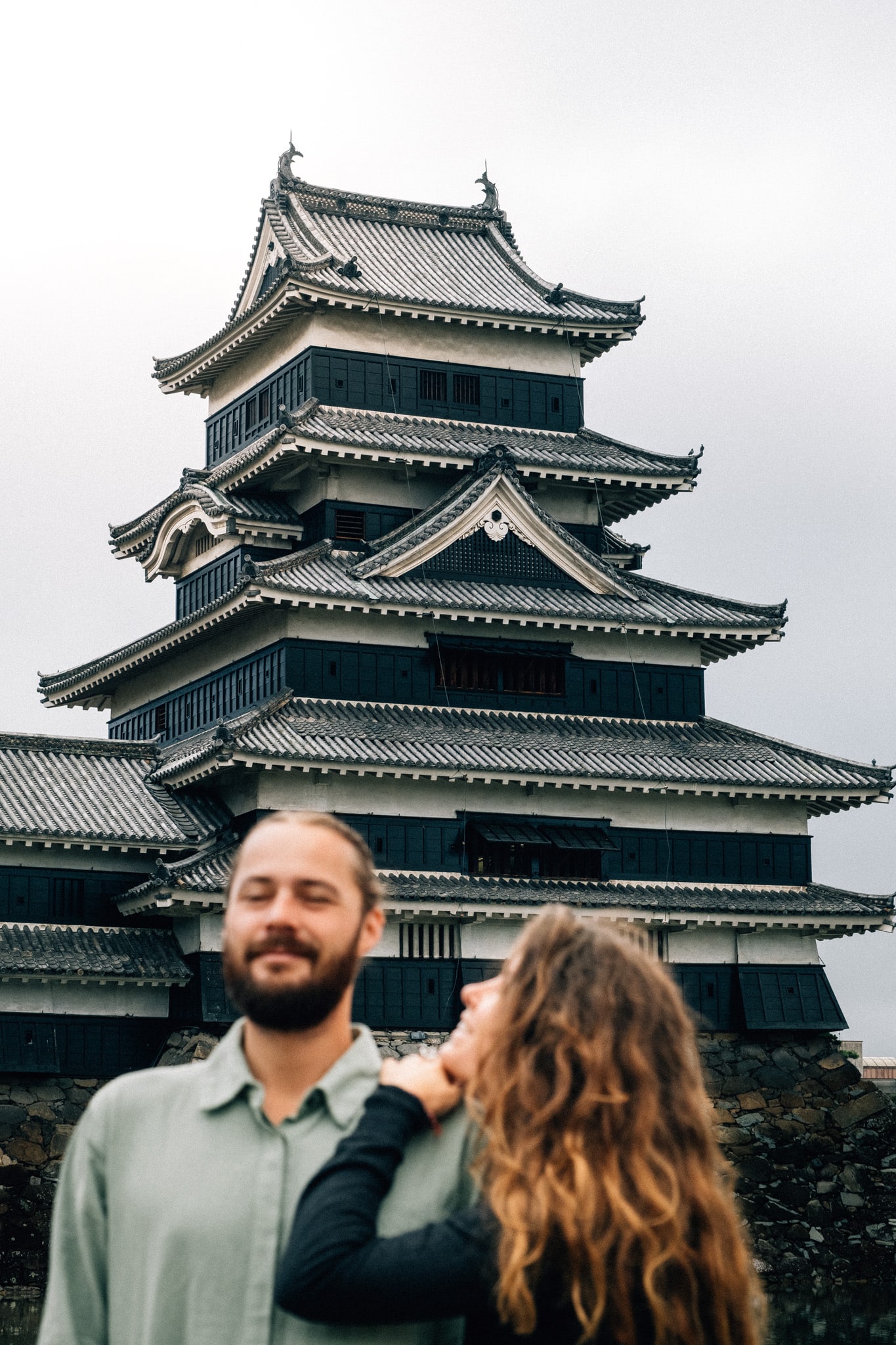 portrait de voyageurs devant le chateau de matsumoto au japon