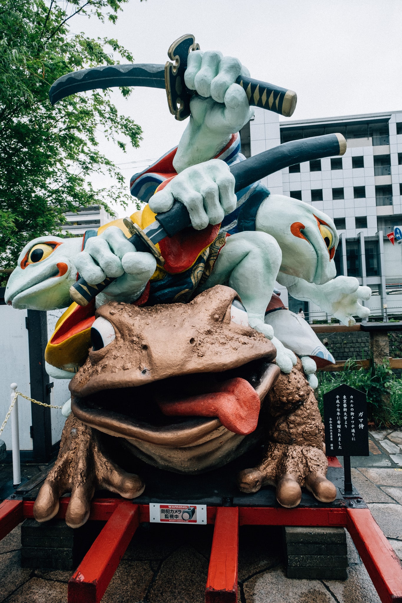 statue de grenouille qui grimace à l'entrée de Nawate Street à matsumoto au Japon