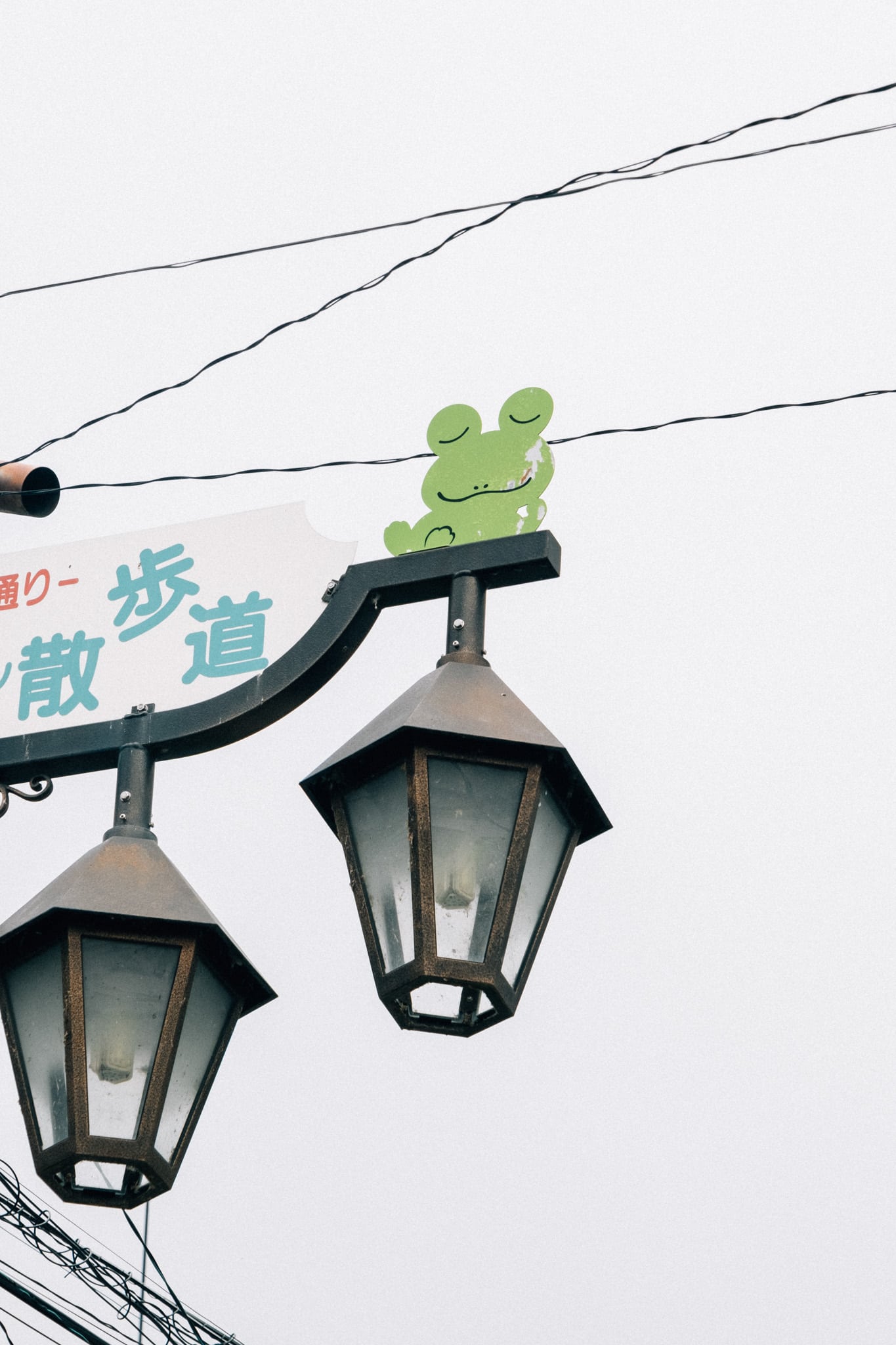 lampadaire décoré d'une grenouille à Matsumoto au Japon