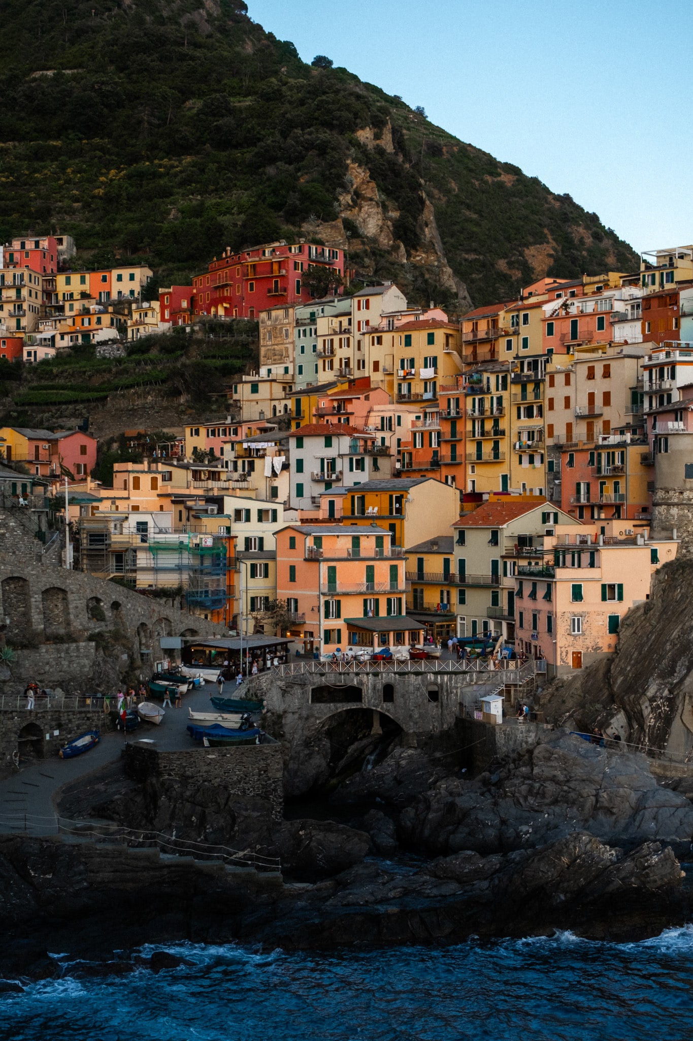 visiter les village des cinque terre dans une croisiere en voilier en méditerranée
