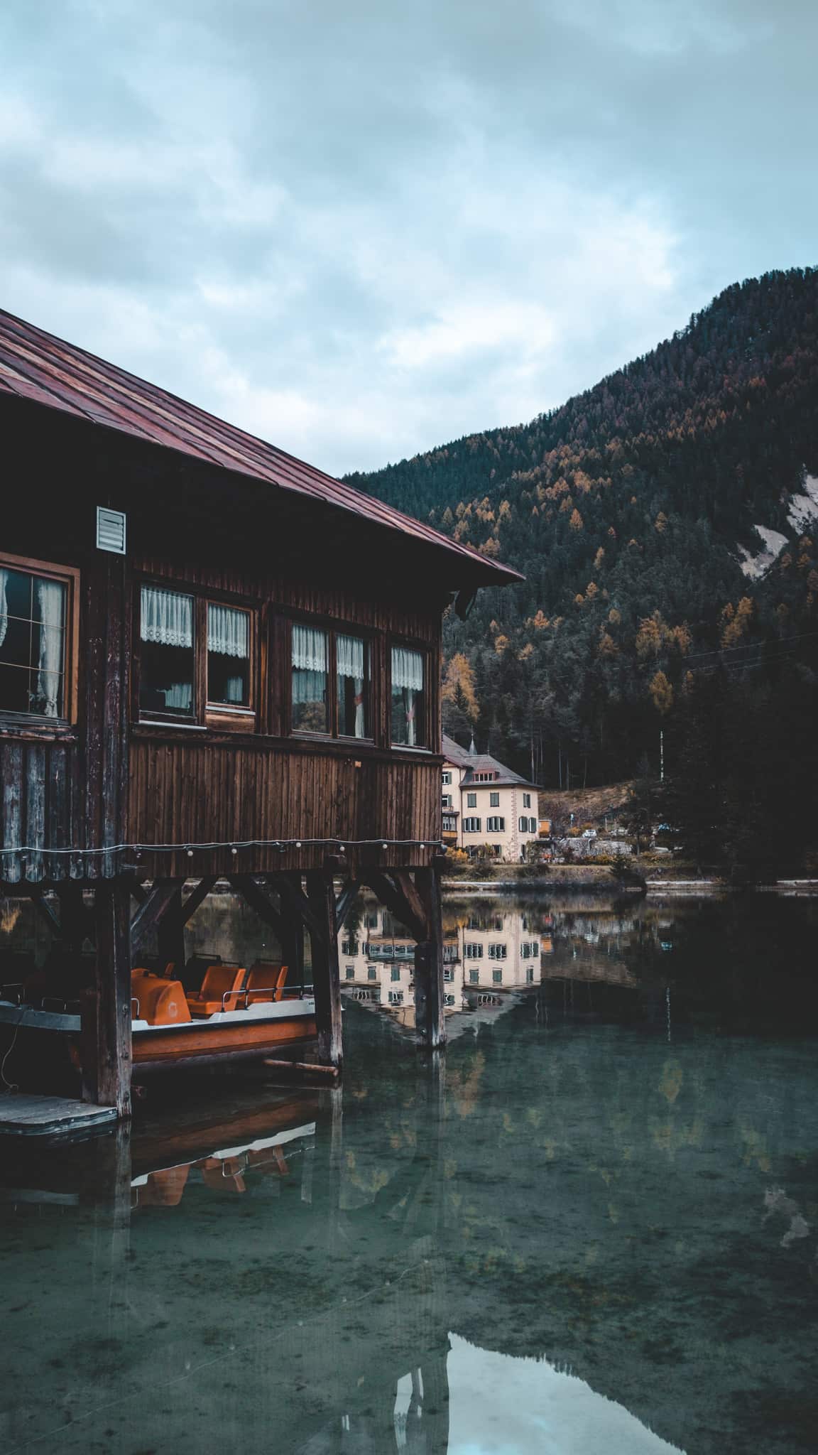 les dolomites et le lac de dobbiaco