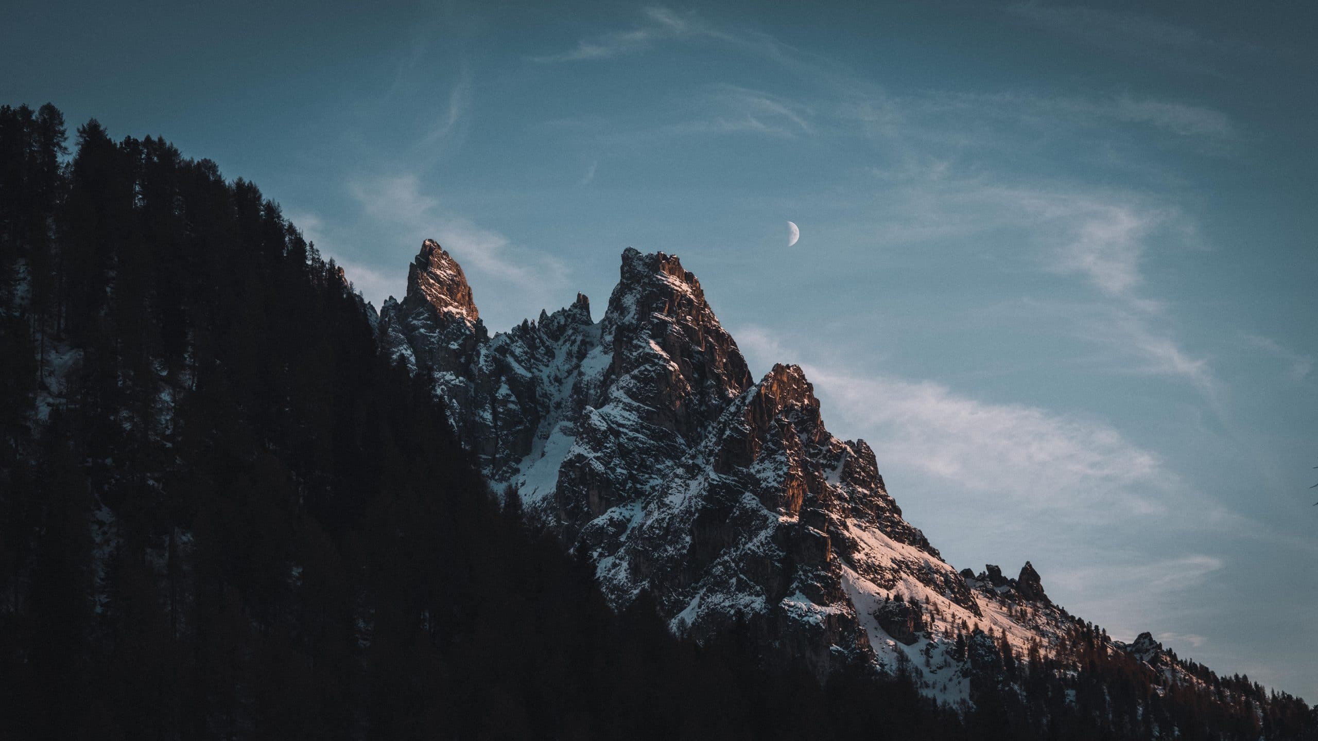 nuit qui tombe dans les dolomites