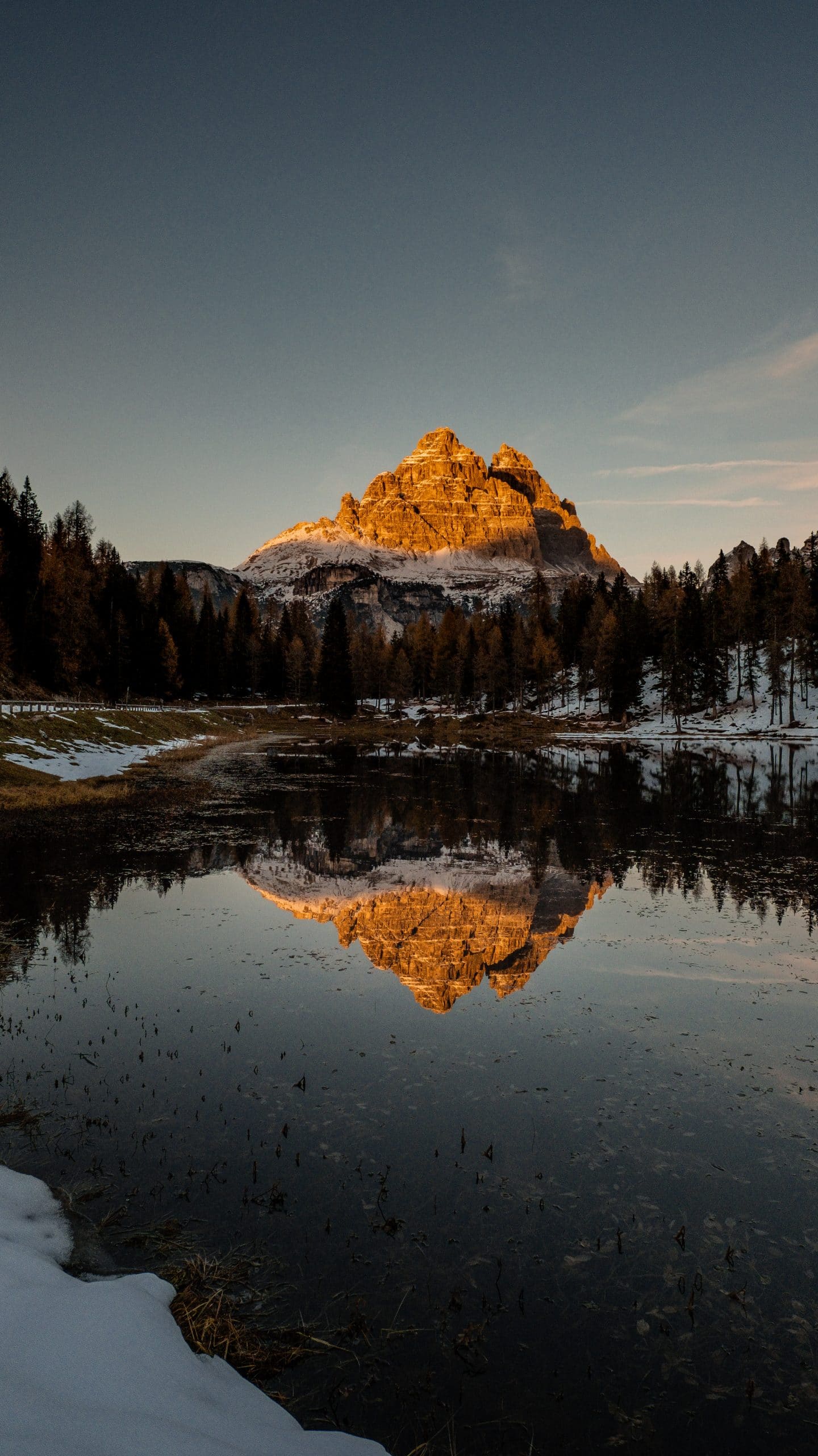 coucher du soleil sur le lago di antorno dans les dolomites