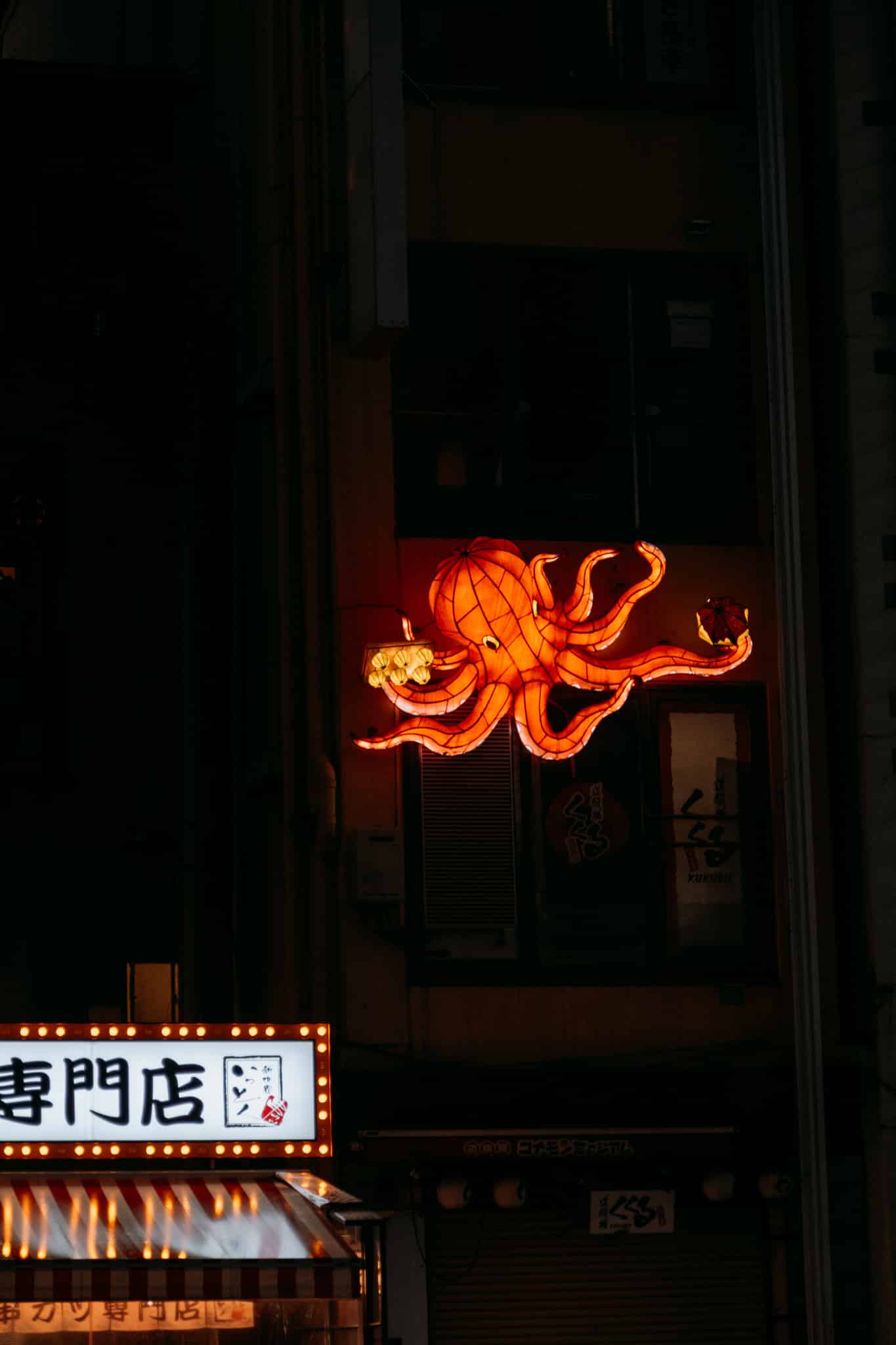 décoration illuminée dans les rues de Osaka au Japon
