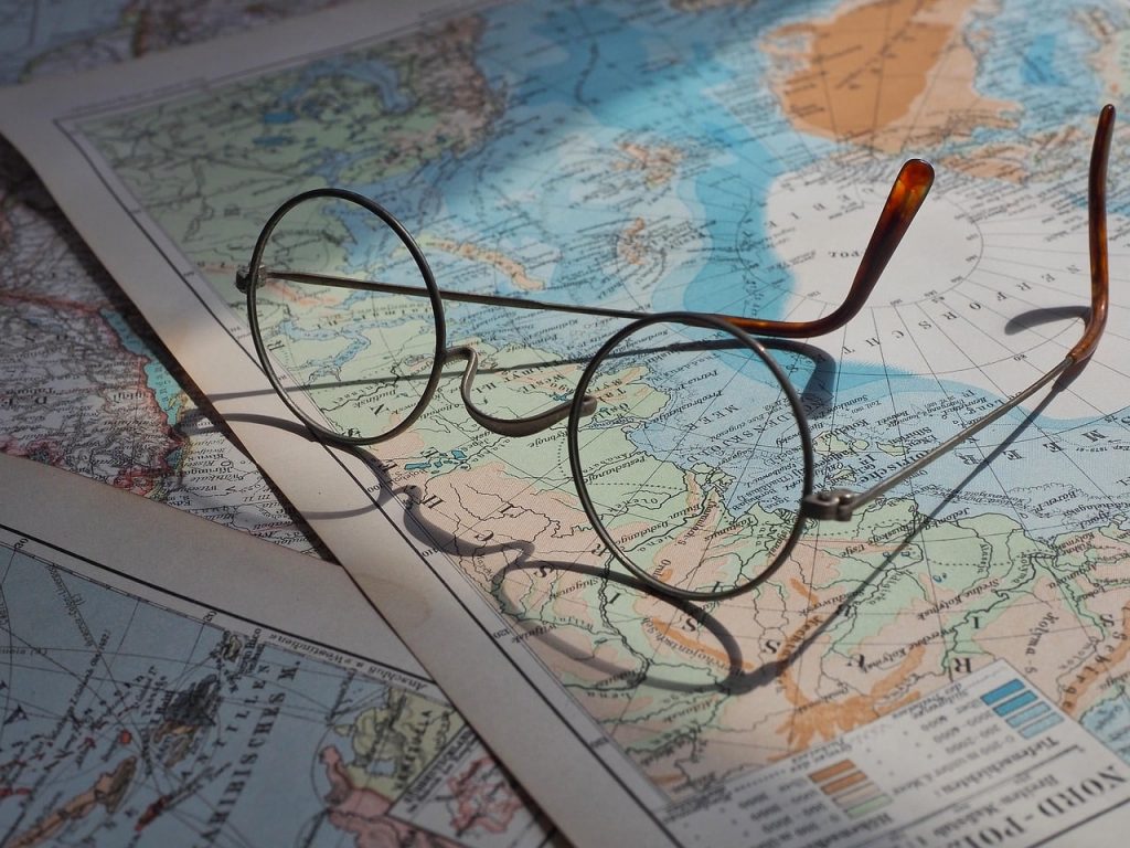 lunette sur une carte du monde