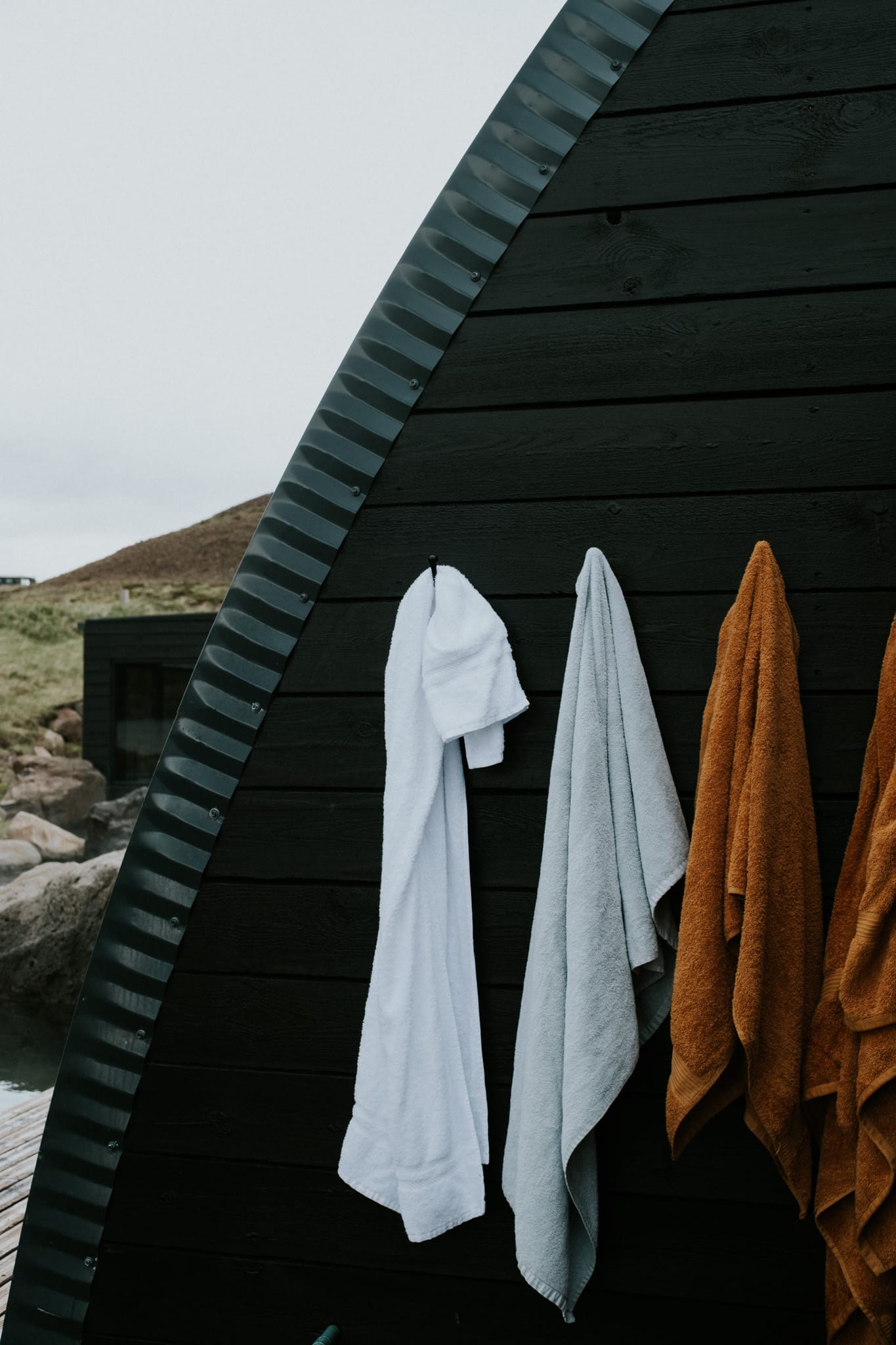 détail du spa hvammsvik hot springs en islande